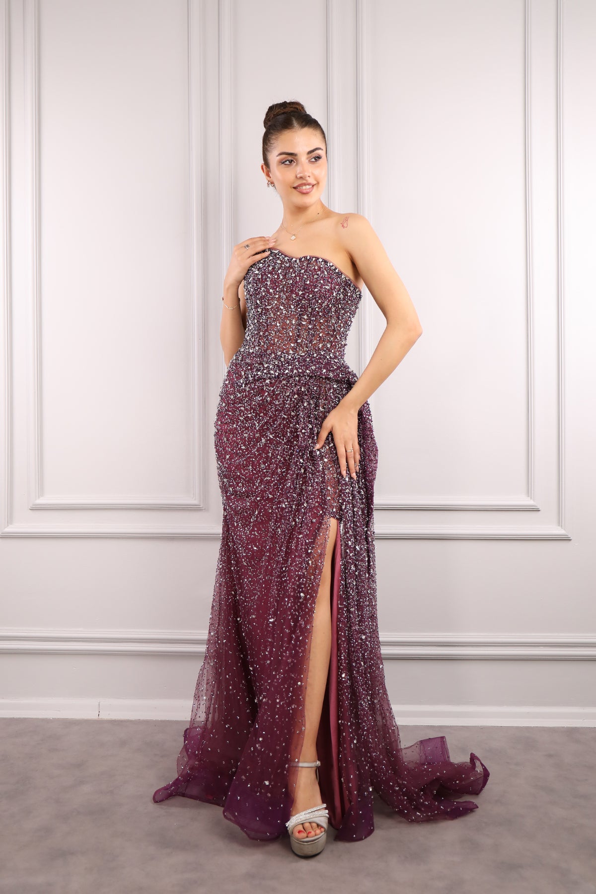 فستان سهرة بتصميم حمالة واحدة مزين بالحجارة من "المجموعة الخاصة" - عودي