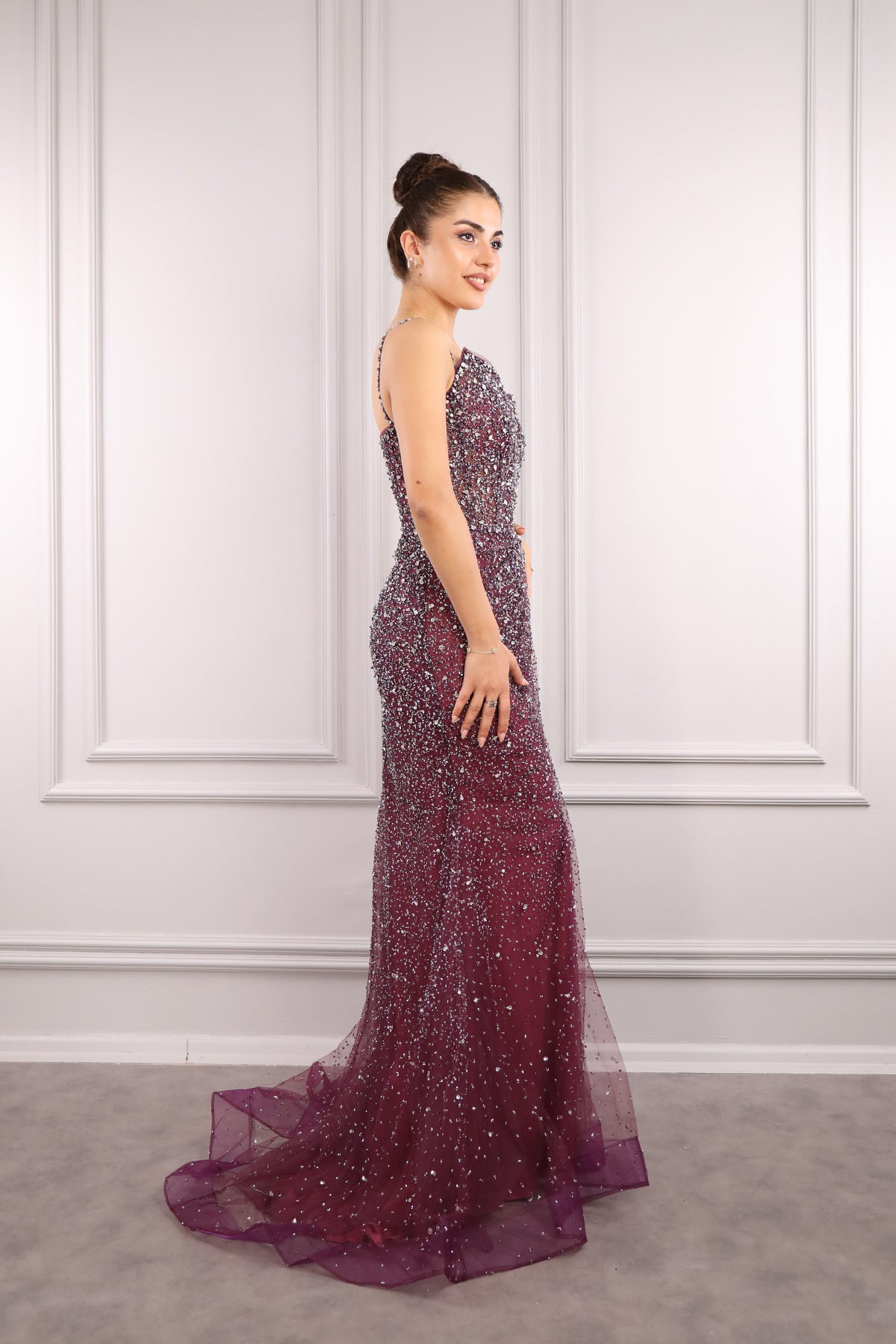 فستان سهرة بتصميم حمالة واحدة مزين بالحجارة من "المجموعة الخاصة" - عودي