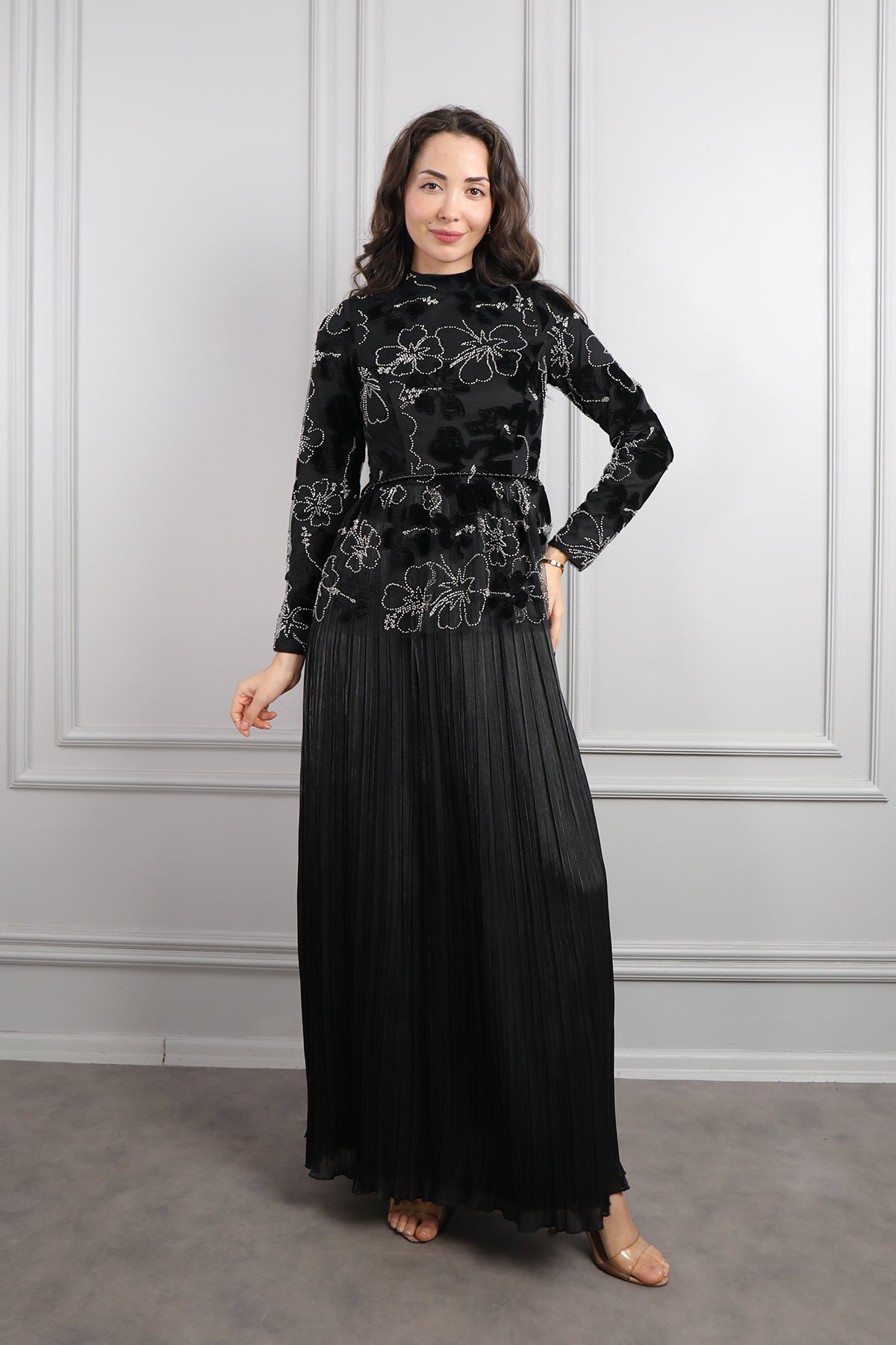 فستان سهرة ساتر مطرز بورود بتنورة تكسيرات -اسود