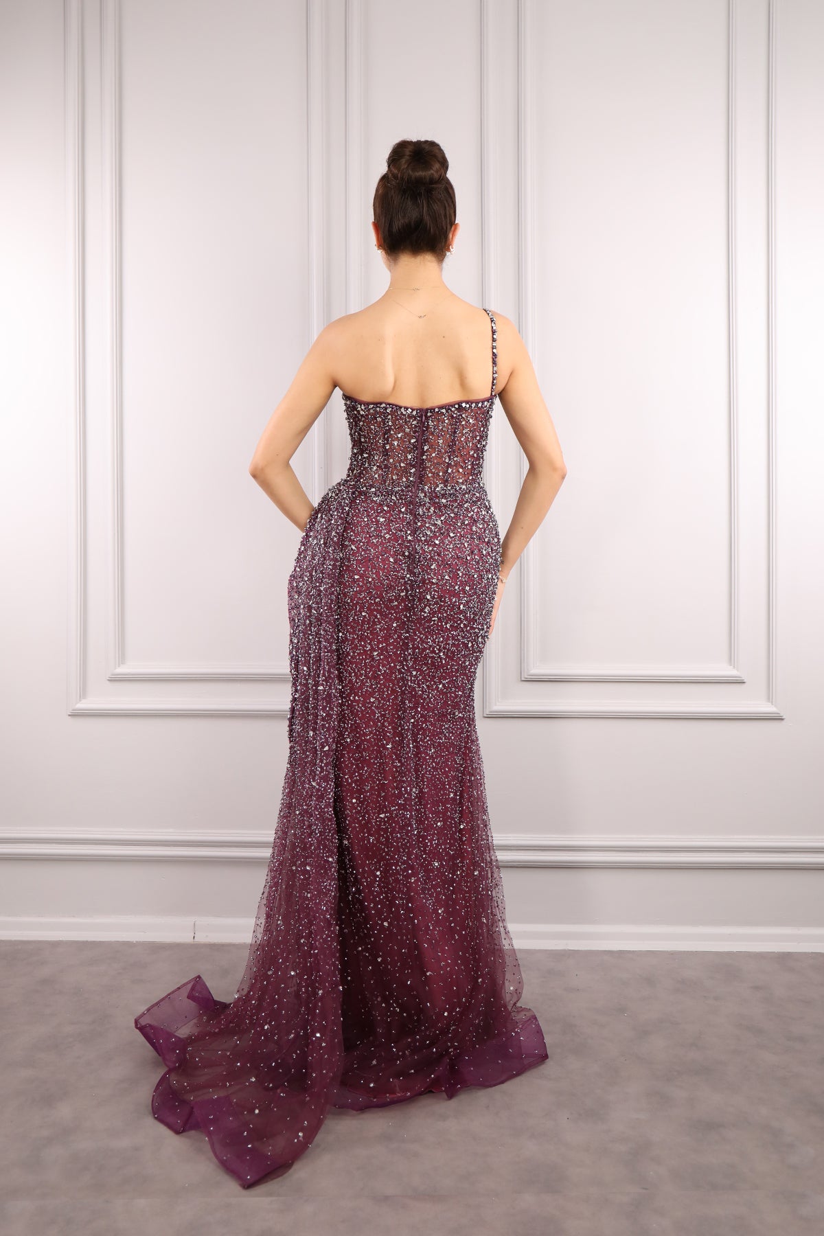 فستان سهرة بتصميم حمالة واحدة مزين بالحجارة من "المجموعة الخاصة" - عودي