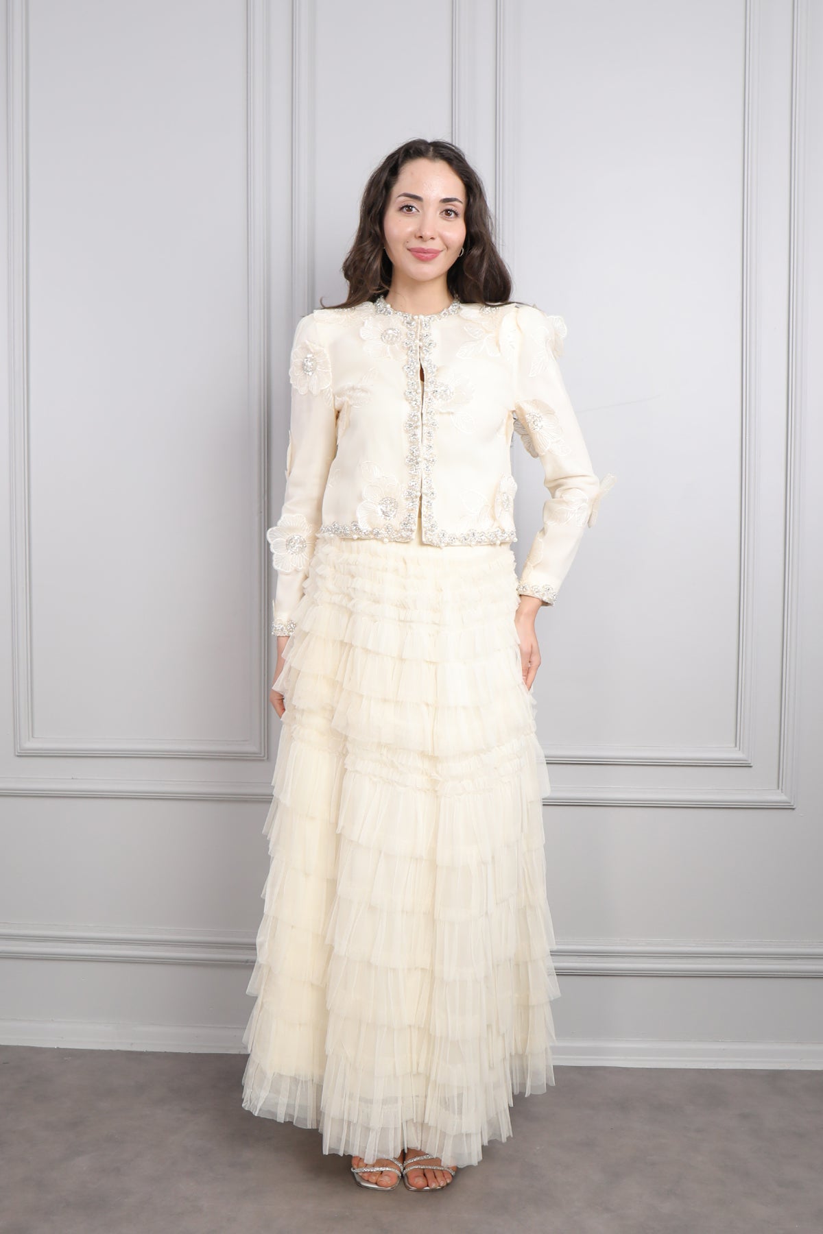 طقم تنورة وجاكيت مزين بالورود بتطريزات لؤلؤية -بيج