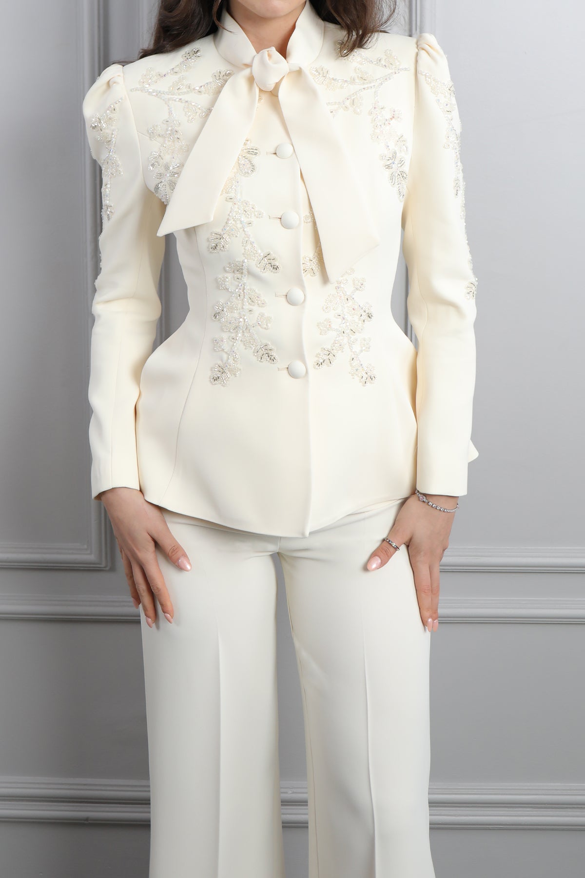 طقم بنطال وجاكيت بياقة تنربط مزين بالخرز -سكري