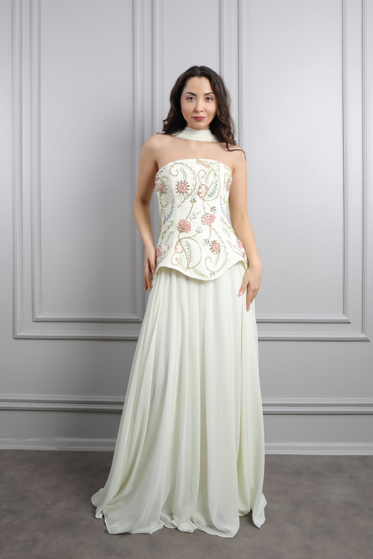 فستان سهرة شيفون بتوب سترابلس مزين بكريستالات ورود مع شال -بيج