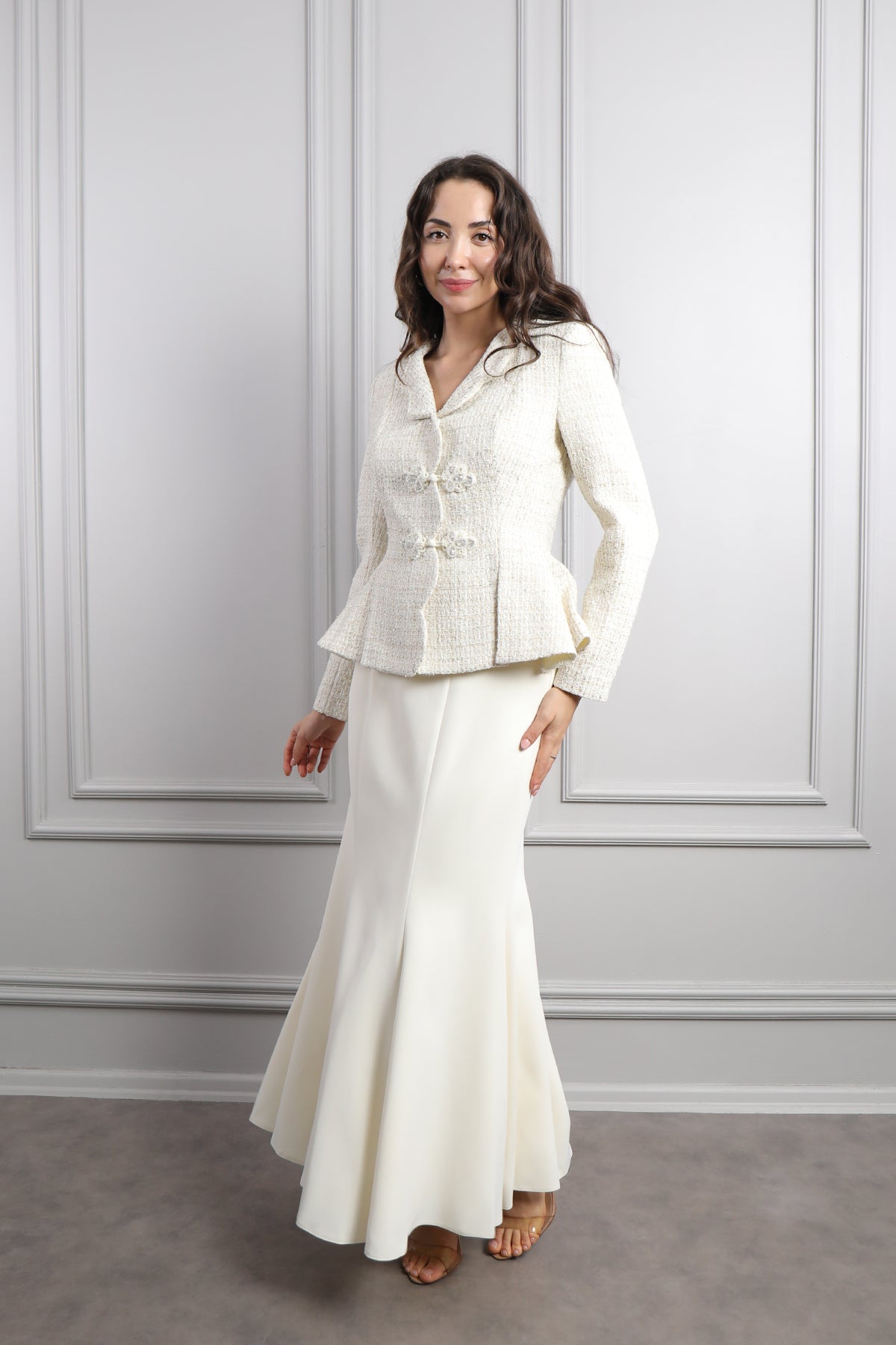 طقم تنورة وجاكيت بازرار مميزة -سكري