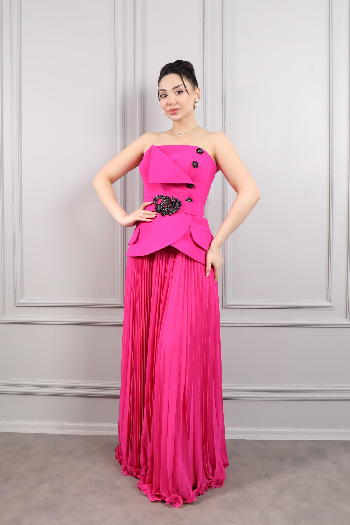 فستان سهرة سترابلس بحزام مطرز بالكريستالات وتنورة مكسرة -فوشي