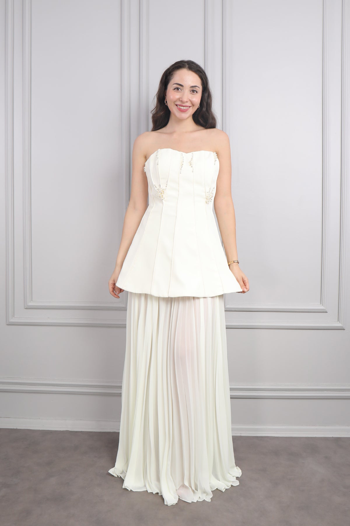 فستان سهرة سترابلس بتطريزات لؤلؤية وتنورة شيفون بتكسيرات -بيج