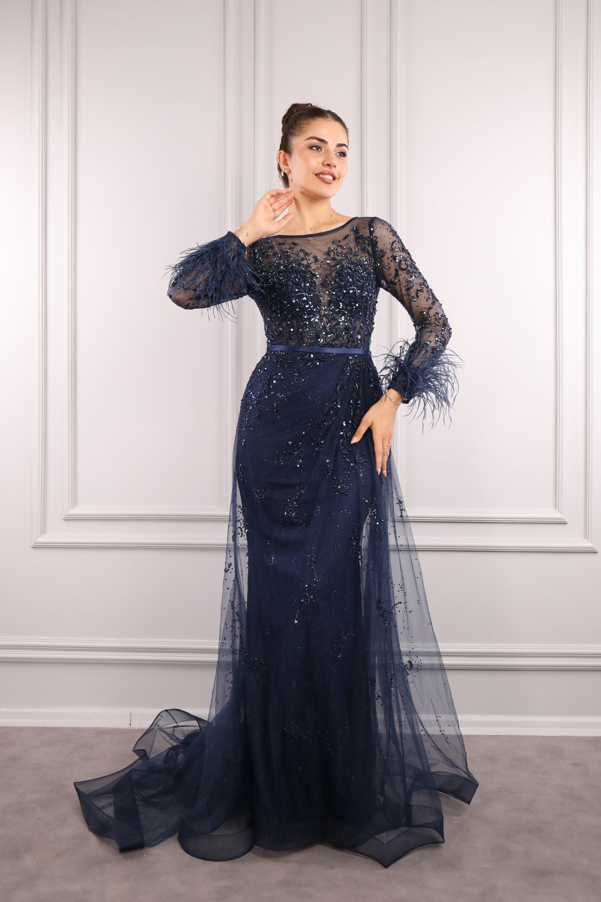 فستان سهرة بتطريز كريستال وياقة كبيرة وريش عالاساور -كحلي