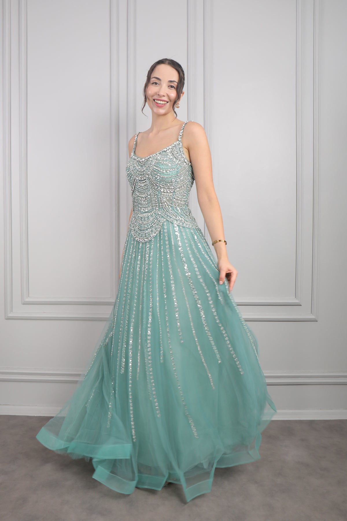 فستان سهرة بحمالات رفيعة وتطريزات كريستالية من "المجموعة الخاصة" -اخضر