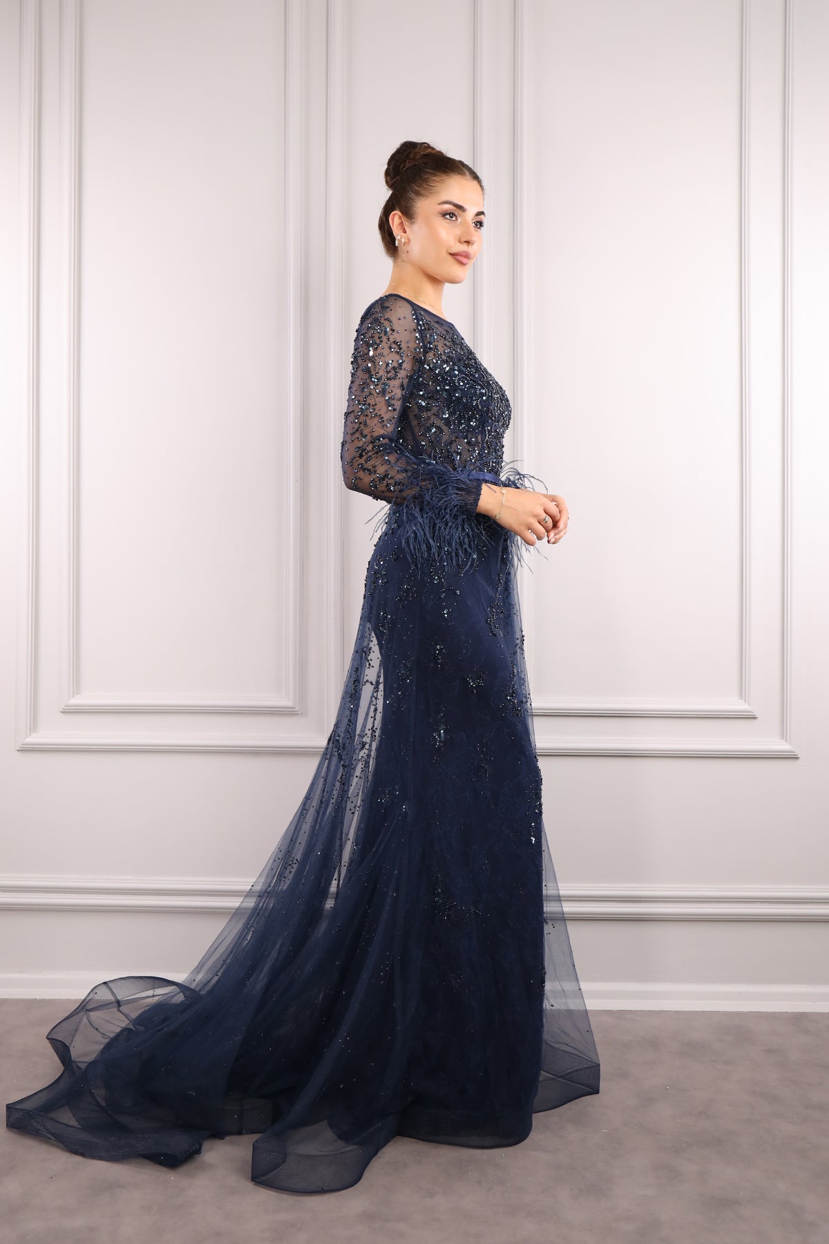 فستان سهرة بتطريز كريستال وياقة كبيرة وريش عالاساور -كحلي