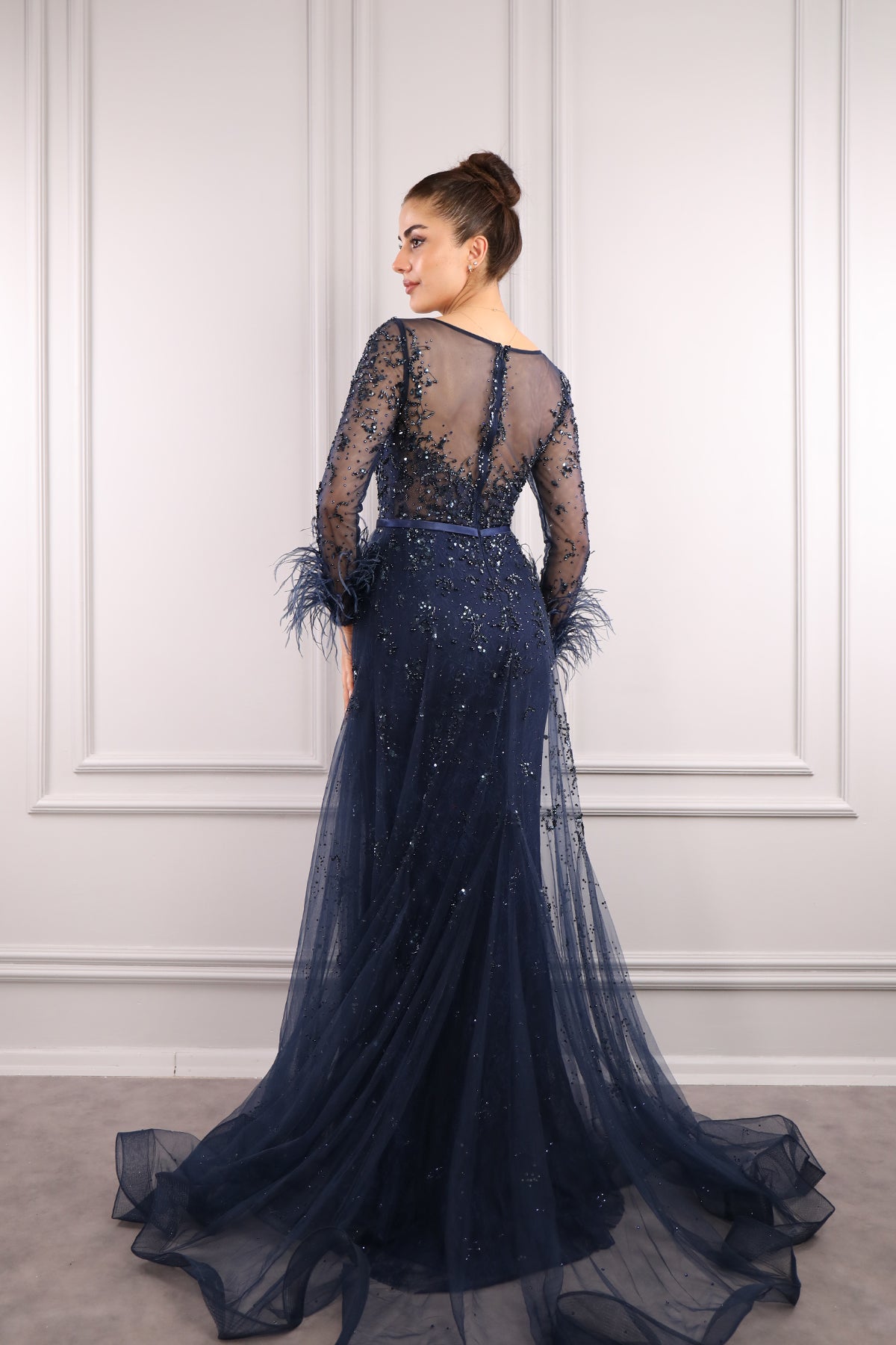 فستان سهرة بتطريز كريستال وياقة كبيرة وريش عالاساور -كحلي