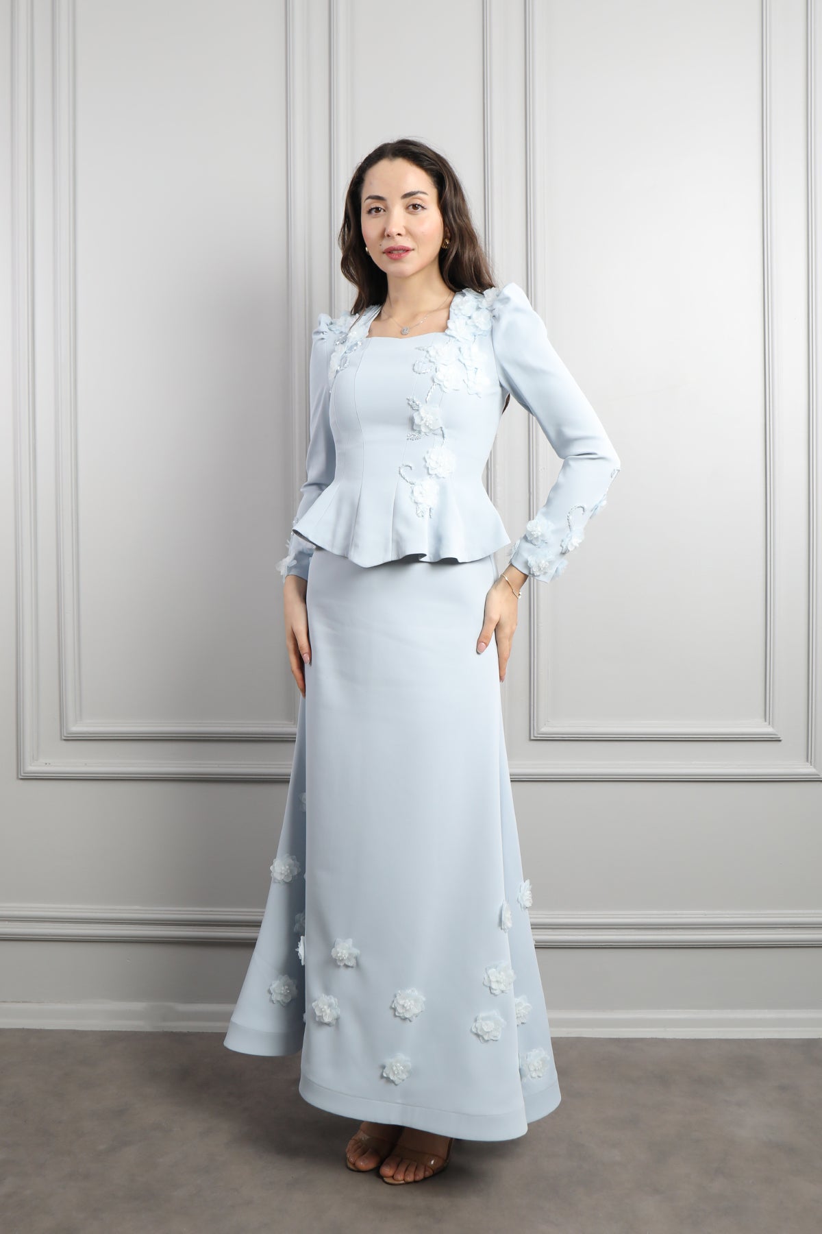 طقم تنورة وتوب رسمي انيق بياقة مربعة وتفاصيل ورود -ازرق