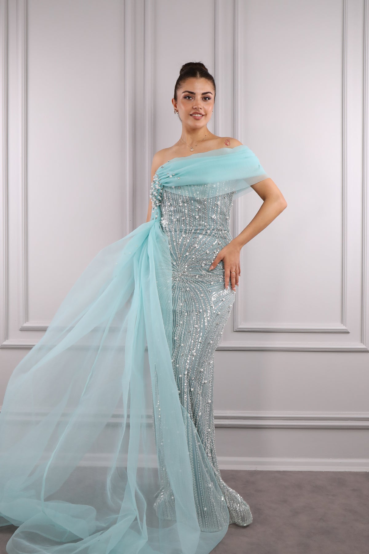 فستان سهرة مقاس كبير بتفاصيل كاب مطرز باللؤلؤ والترتر على الكتف الواحد -نعناعي