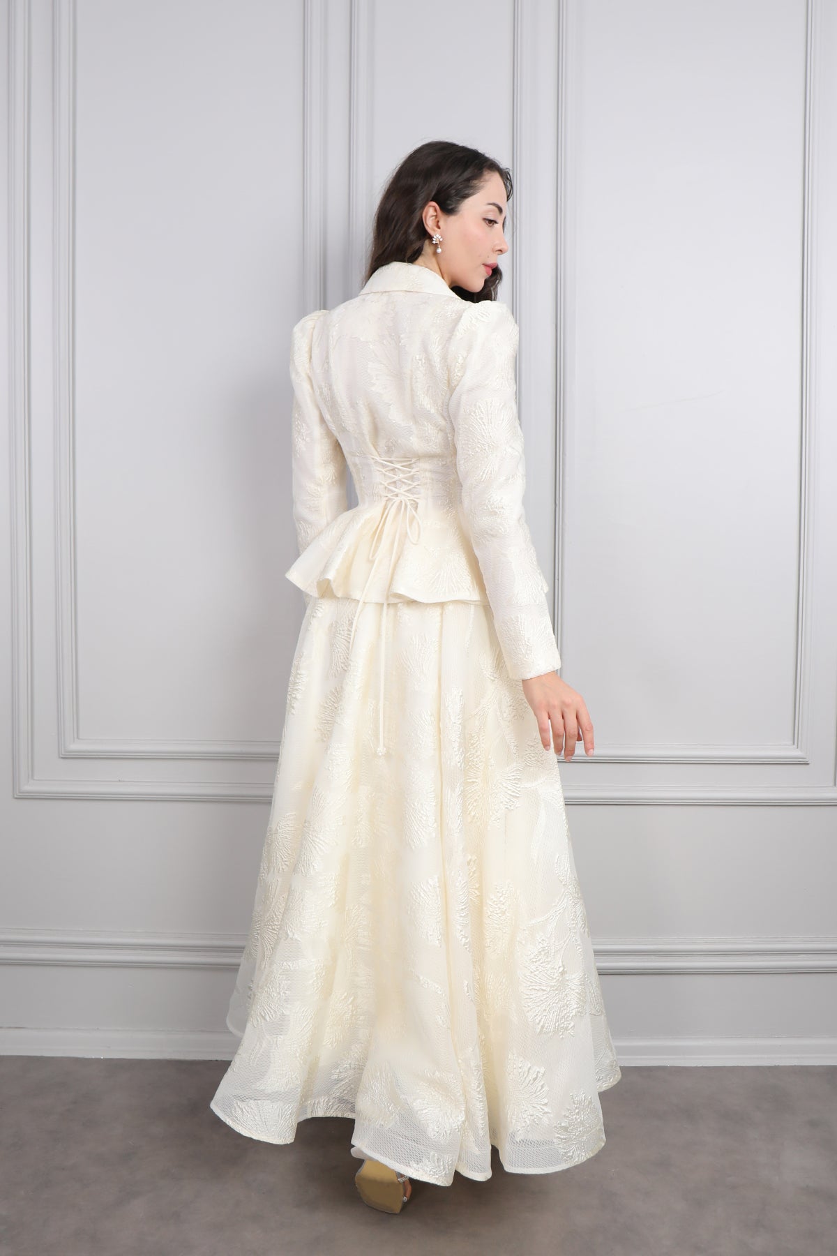 طقم تنورة وجاكيت بياقة قميص بتطريز لؤلؤي عالخصر -سكري