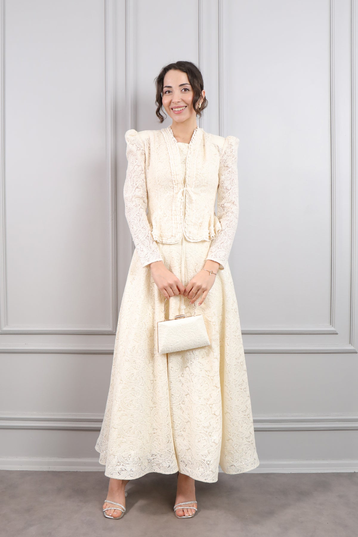 طقم فستان وجاكيت مع اكسسوار شنطة -بيج