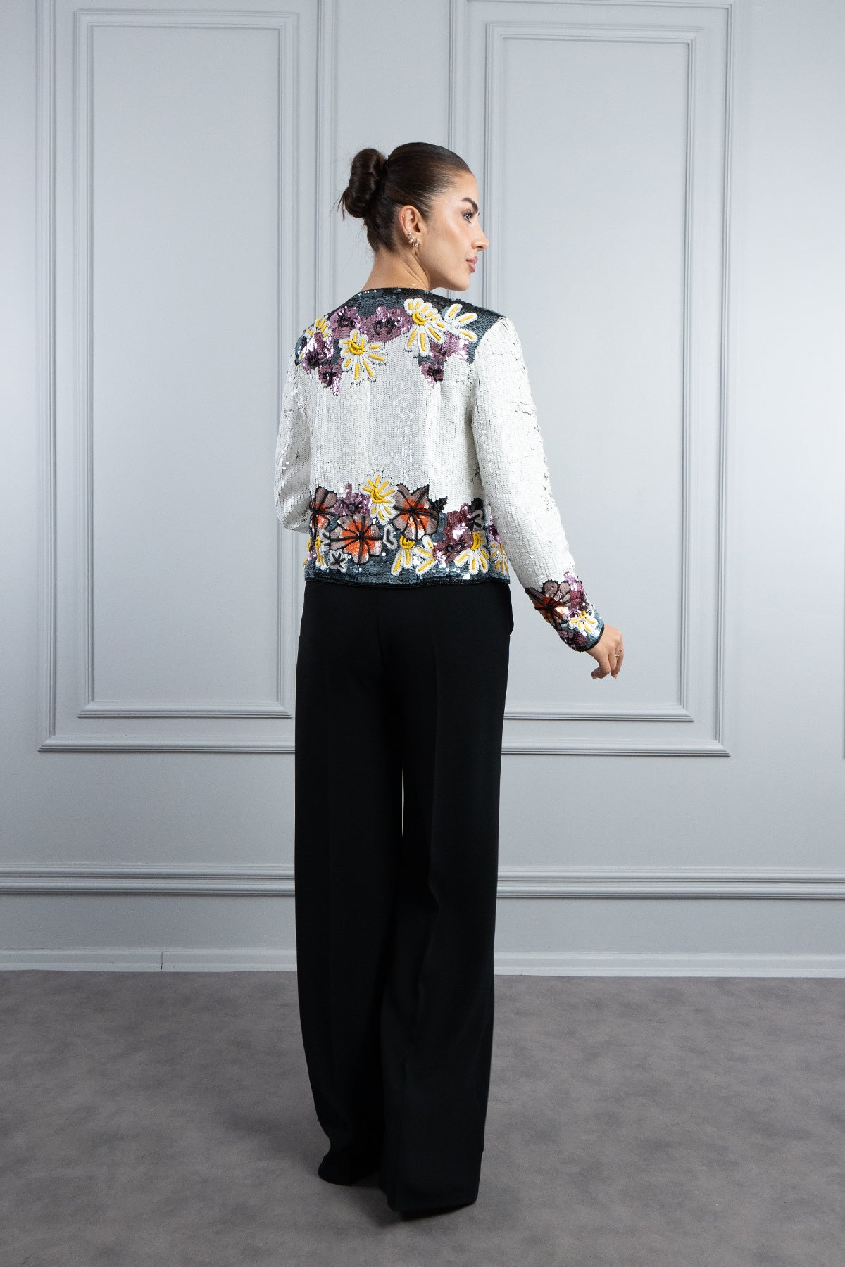 جاكيت بطبعة زهور مطرزة بالترتر من المجموعة الخاصة