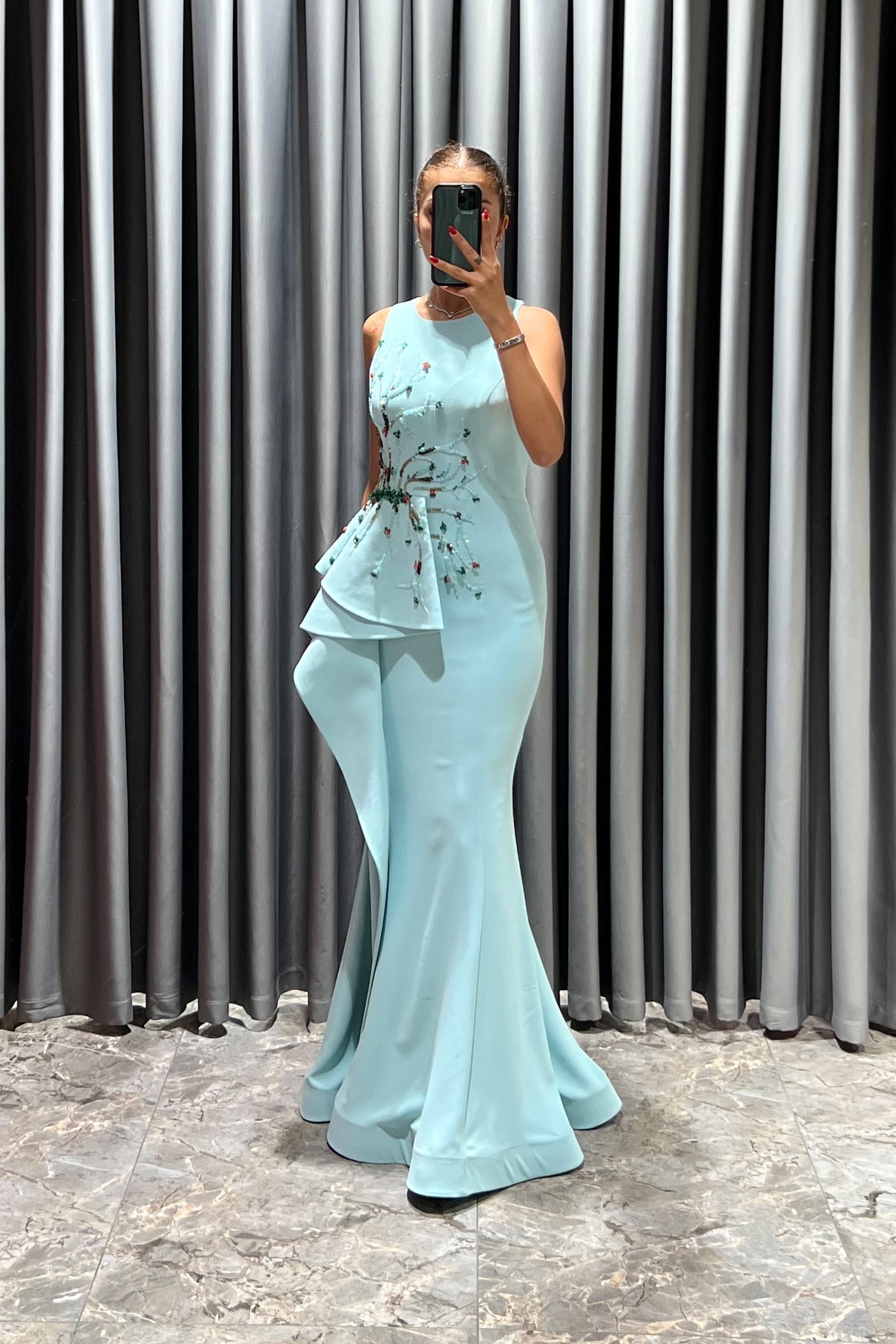 فستان سهرة مطرز بالفصوص بتصميم سمكة -نعناعي