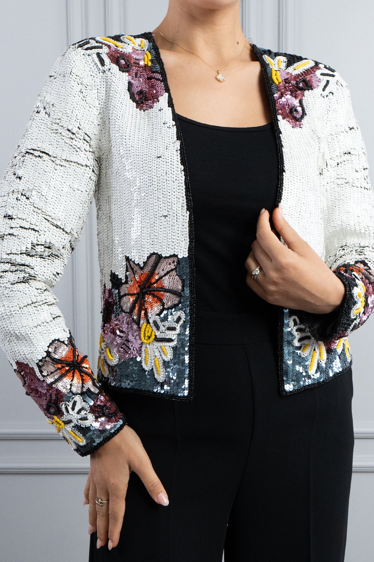 جاكيت بطبعة زهور مطرزة بالترتر من المجموعة الخاصة