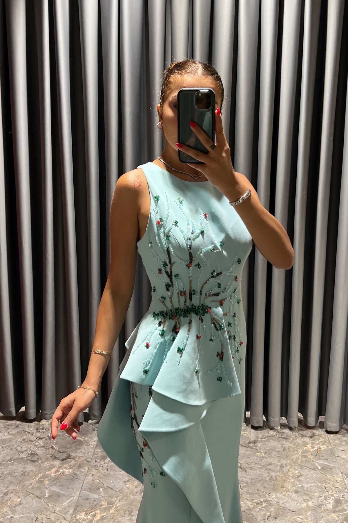 فستان سهرة مطرز بالفصوص بتصميم سمكة -نعناعي