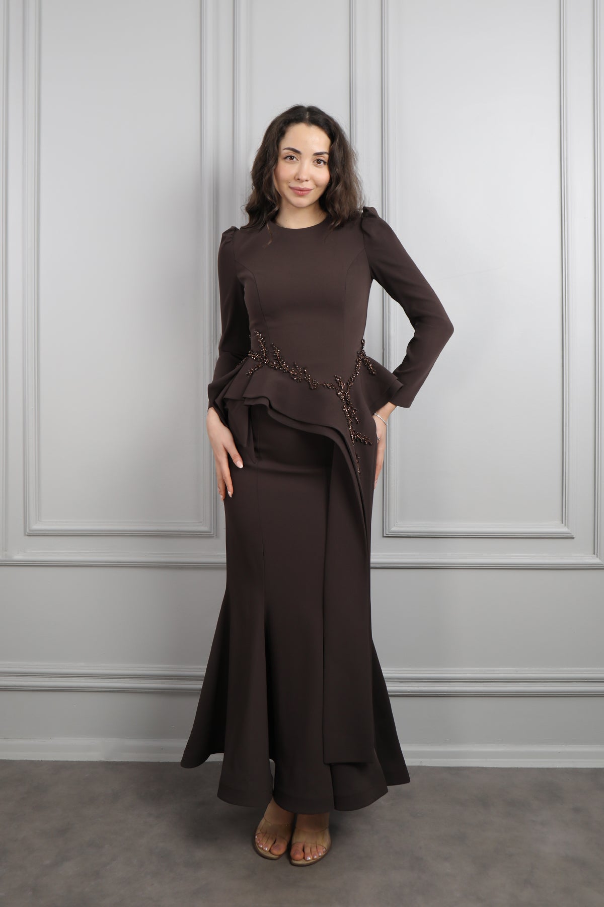 طقم تنورة وتوب مزين بالخرز بتفصيل ذيل من الخصر -بني