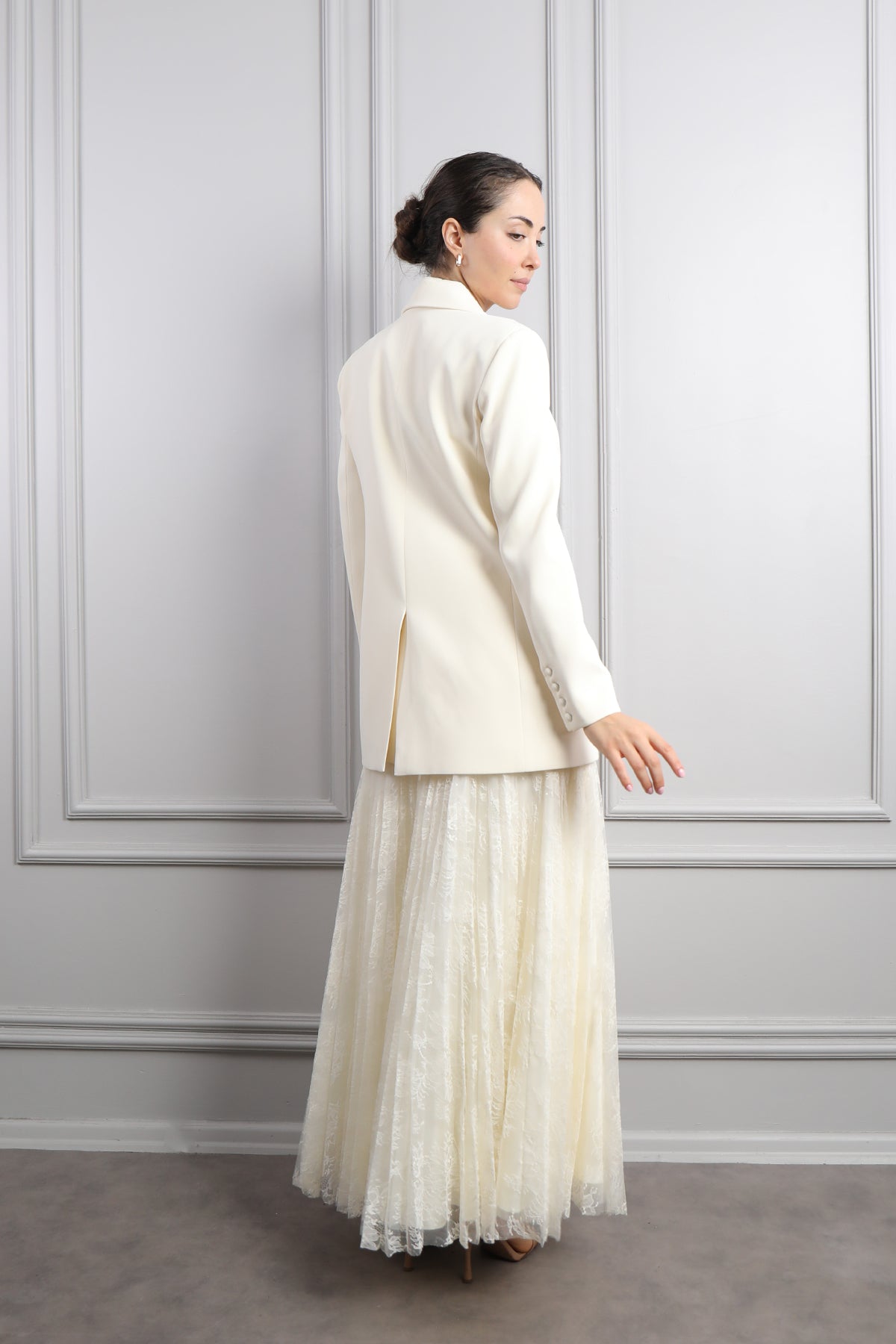 طقم فستان بتفصيل دانتيل وجاكيت مع زينة وشاح -سكري