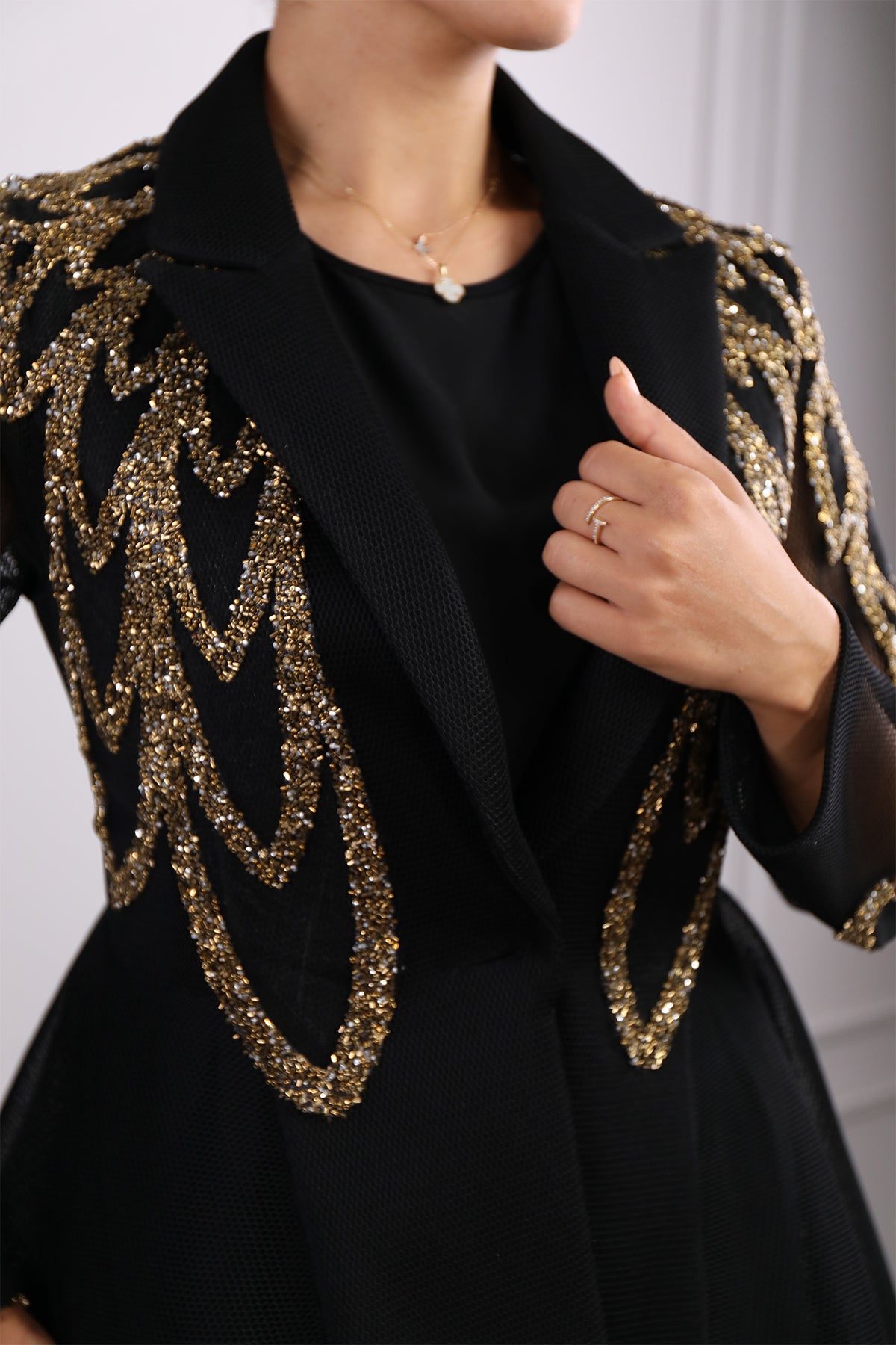 جاكيت بازرار امامية مطرز بالفصوص -اسود-ذهبي