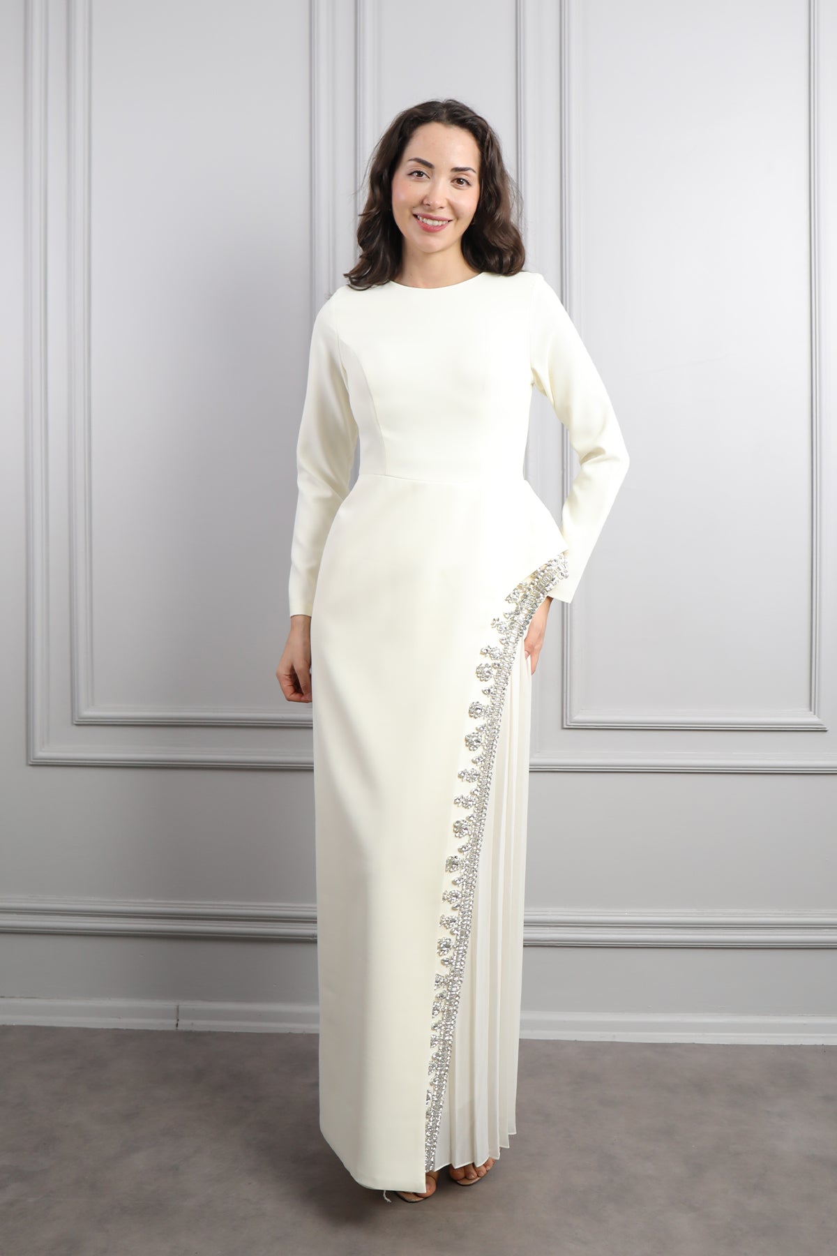 فستان سهرة ساتر بتطريزات كريستالية و وشاح -سكري