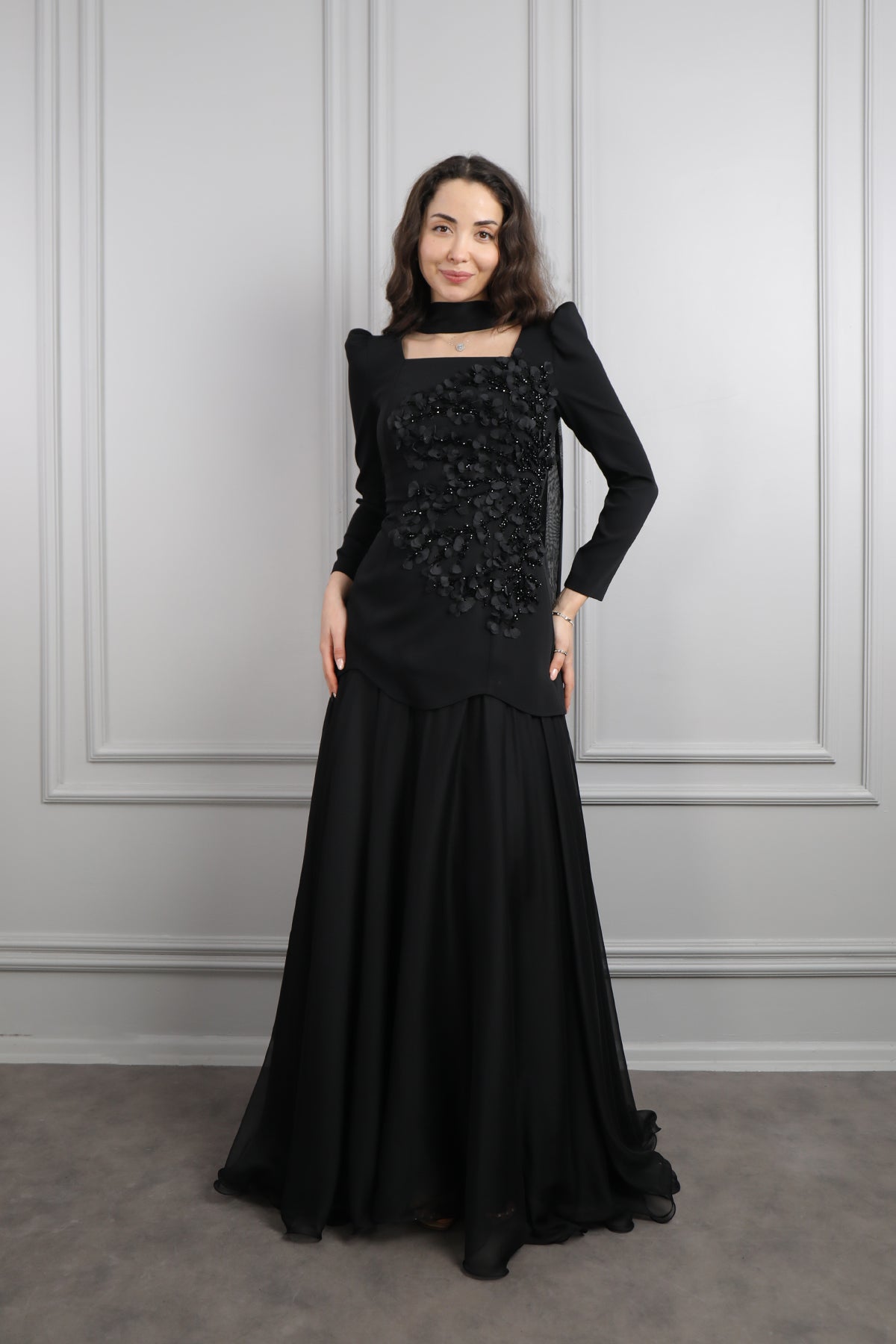 طقم تنورة وتوب مطرز بالخرز والورود مع تفصيل شال -اسود