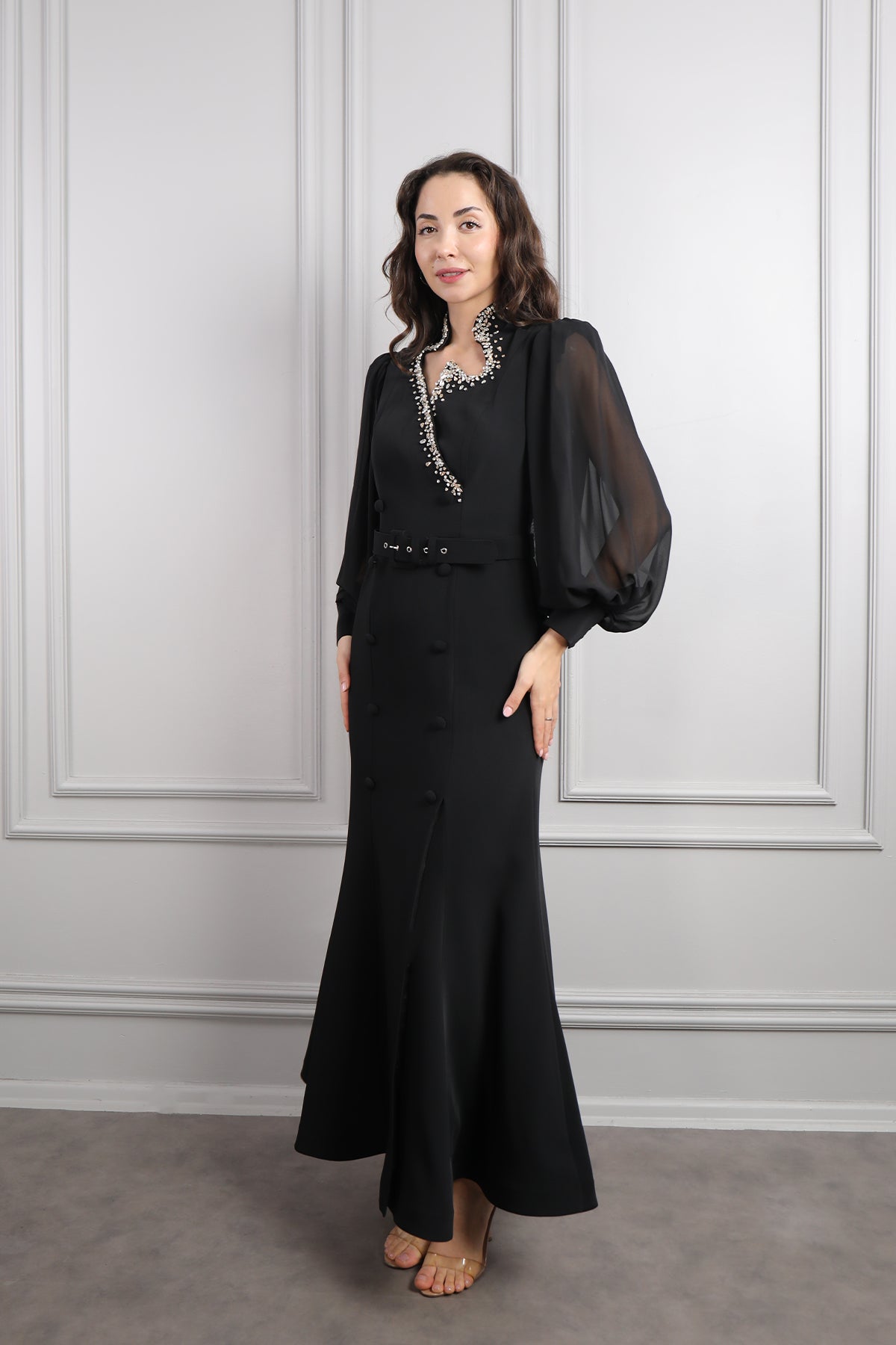 فستان بتفاصيل كريستالية واكمام واسعة وزينة ازرار -اسود