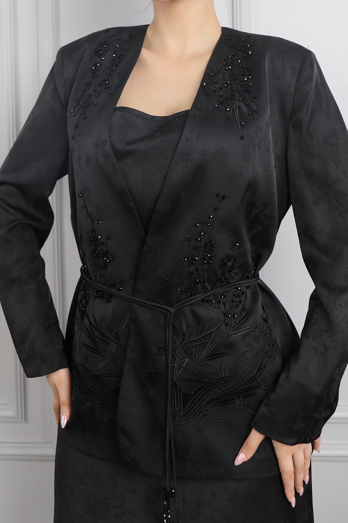 طقم تنورة ساتان وجاكيت بتطريزات خرزية وحزام عالخصر مقاس كبير -اسود