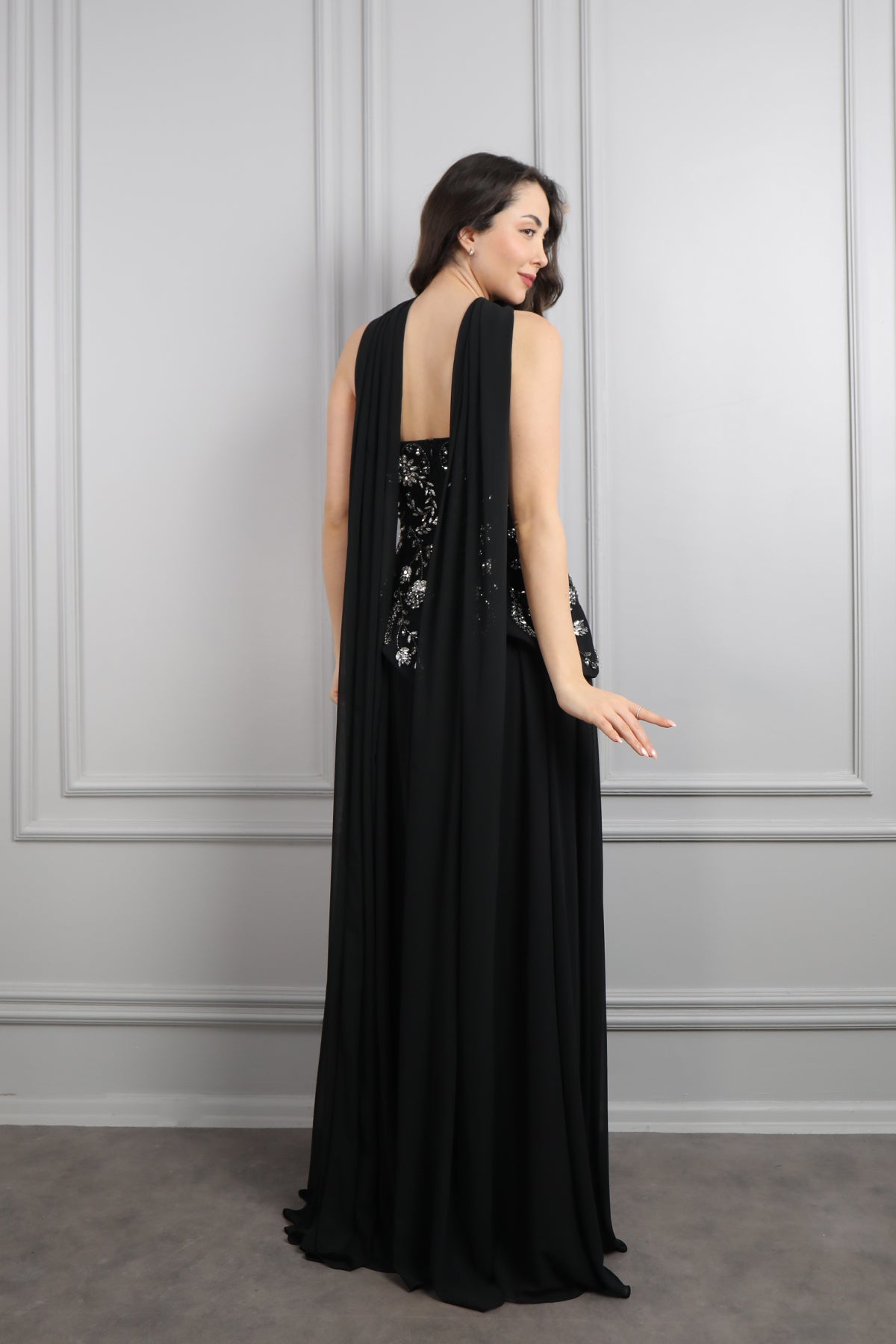 فستان سهرة شيفون بتوب سترابلس مزين بكريستالات ورود مع شال -اسود