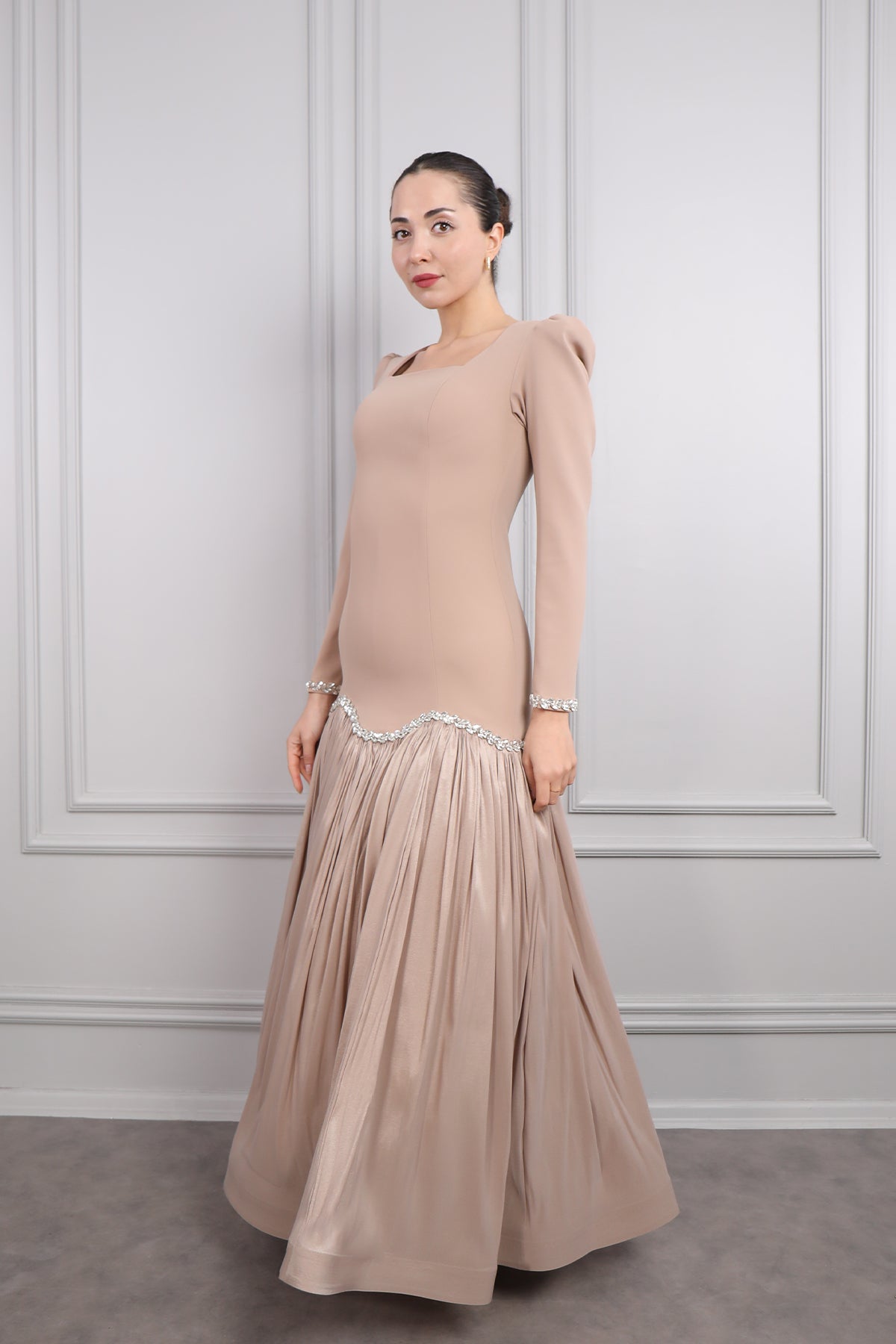 فستان سهرة بياقة مربعة وتطريزات كريستالية بتنورة منتفخة -بني