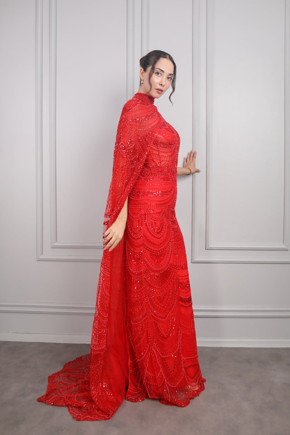 فستان سهرة سترابلس مطرز بالكامل مع عباءة طويلة من" المجموعة الخاصة" -احمر