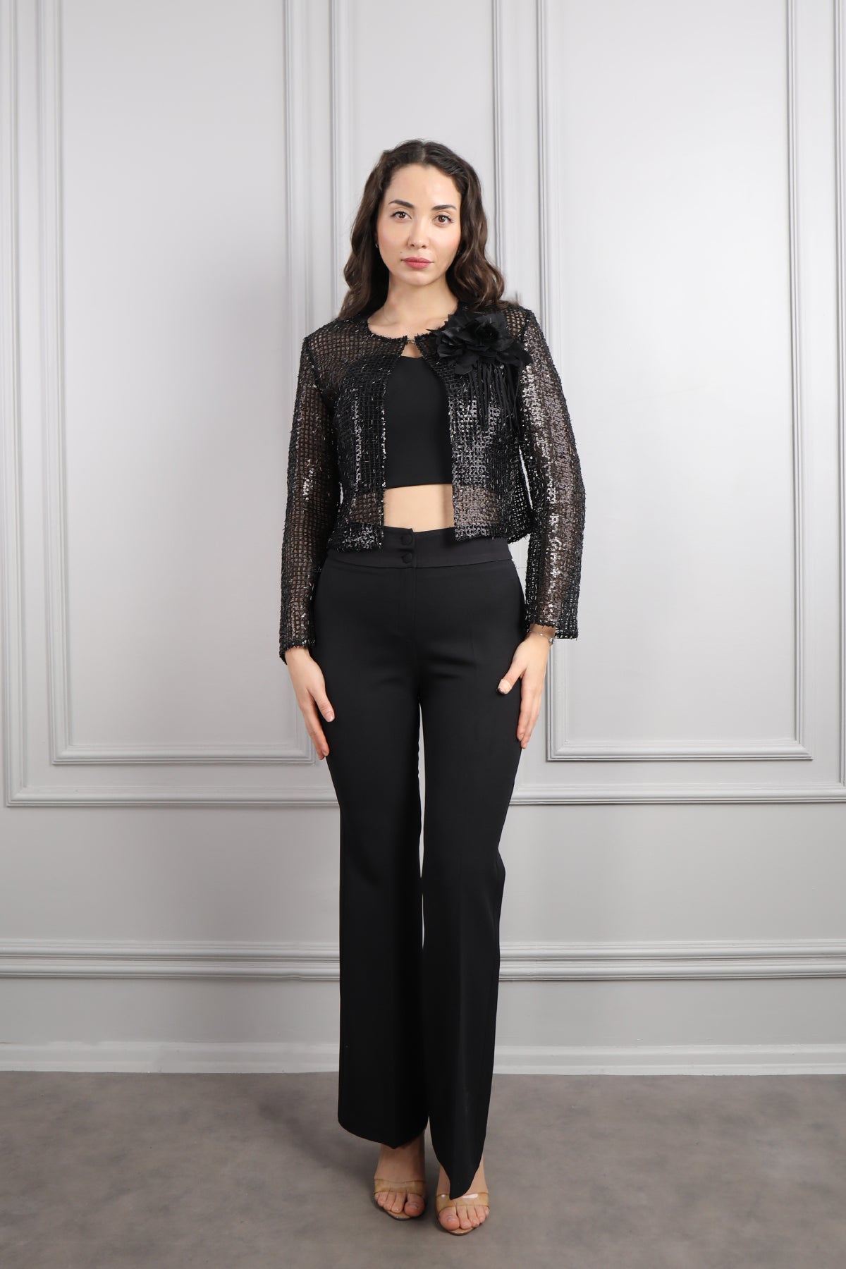 طقم ثلاثة قطع بتفاصيل لامعة وزينة وردة -اسود