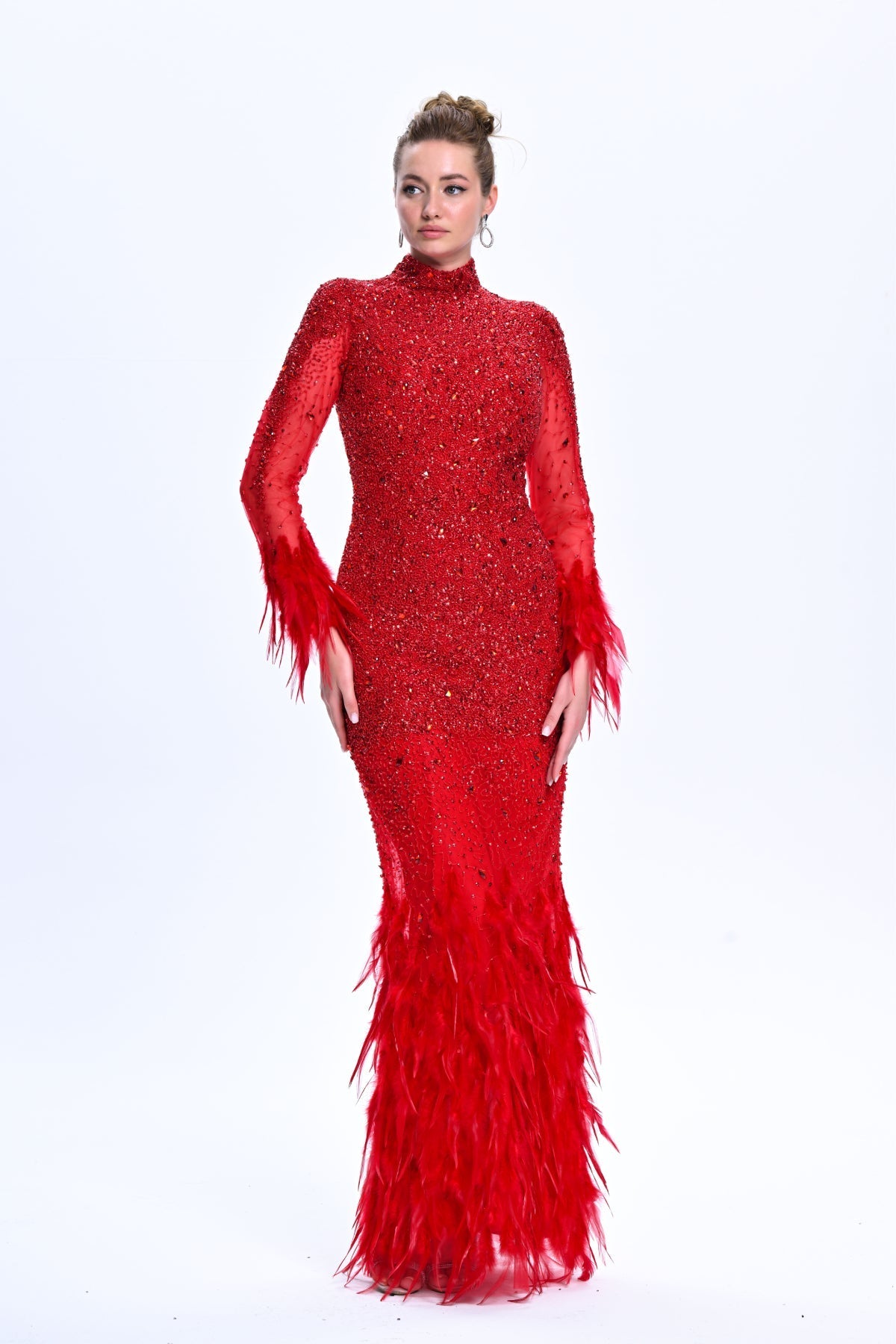 فستان سهرة مفصل بالاحجار بتفصيل ريش عالاكمام والحافة -احمر