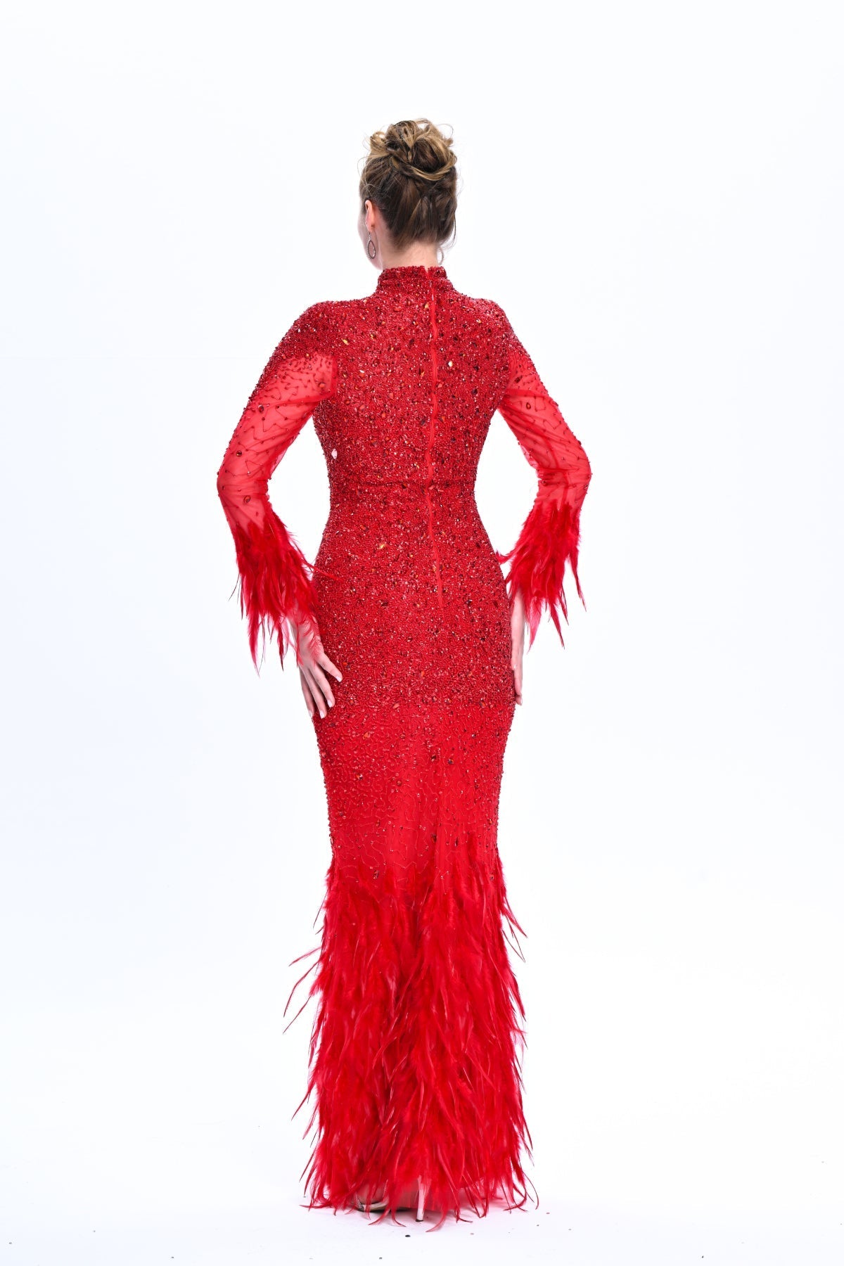 فستان سهرة مفصل بالاحجار بتفصيل ريش عالاكمام والحافة -احمر