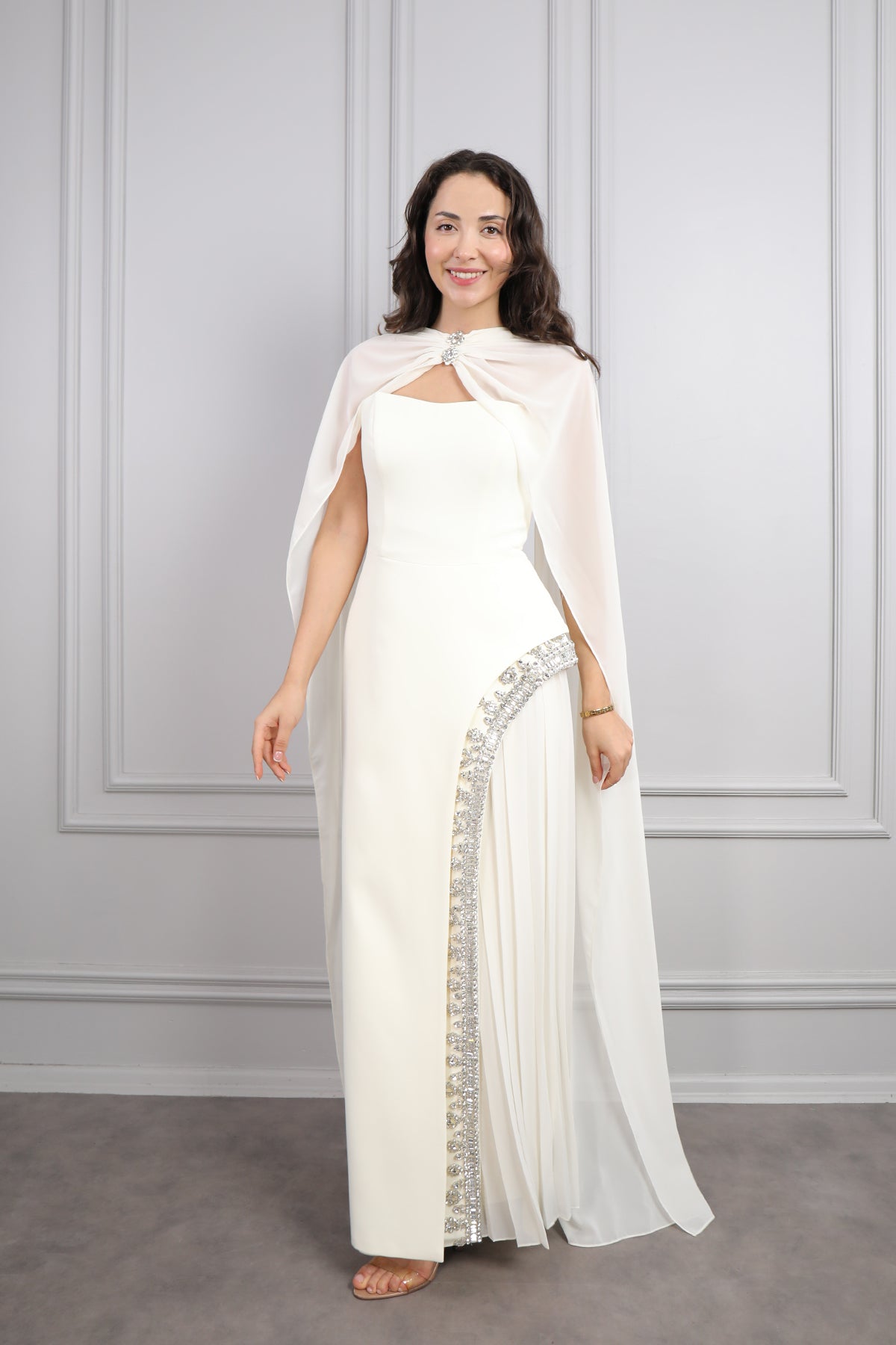 فستان سهرة سترابلس بتطريزات كريستالية و وشاح في العنق -سكري