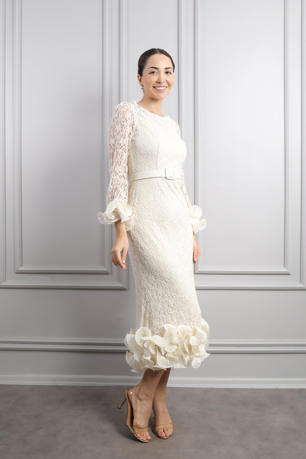 فستان ميدي ساتان بتفاصيل كشكشة عالاكمام والتنورة -بيج