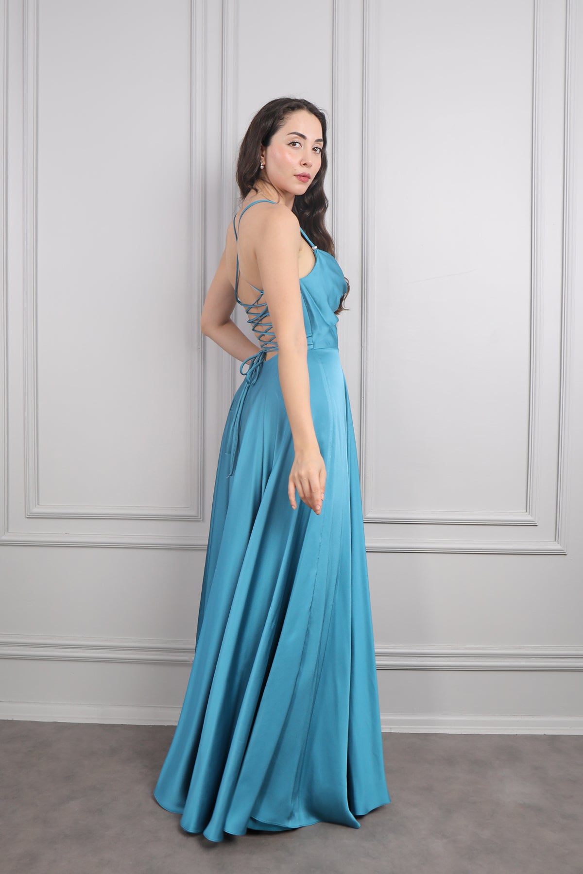 فستان سهرة ساتان بحمالات رفيعة وتفاصيل ربط في الخلف -ازرق