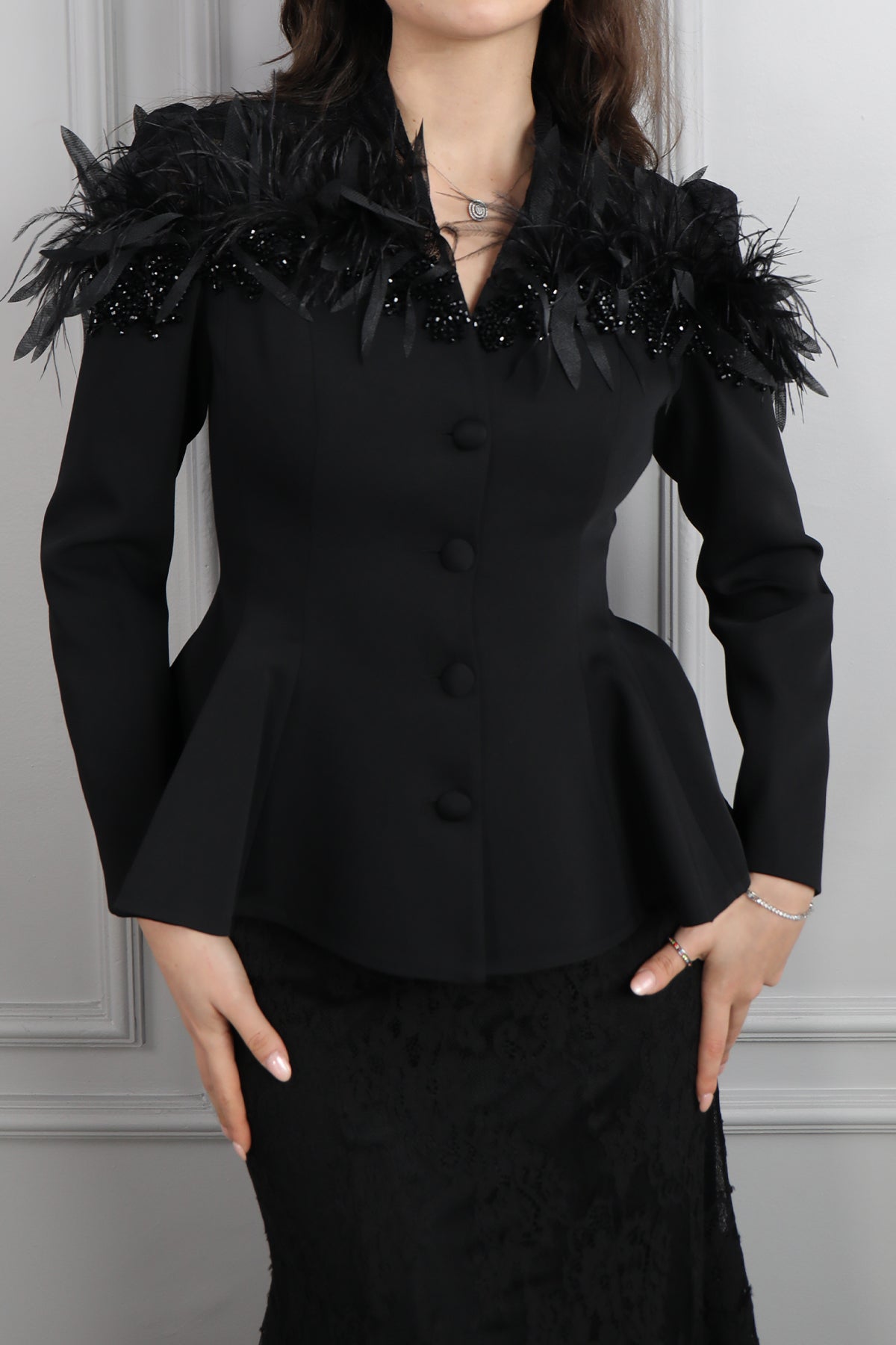 طقم تنورة دانتيل وجاكيت مزين بالريش والخرز -اسود