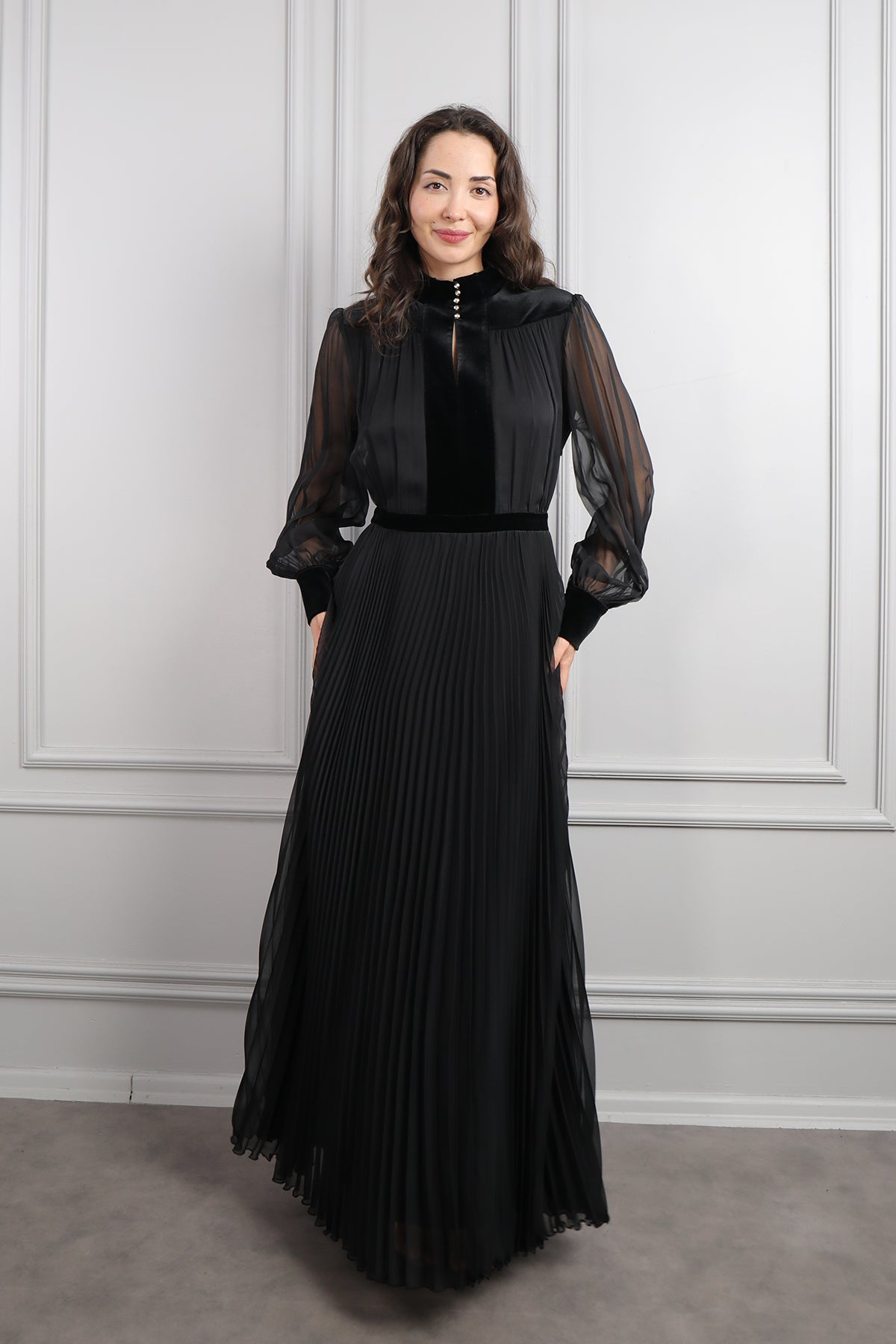 فستان شيفون خناقي بتفاصيل مخملية مقاس كبير -اسود