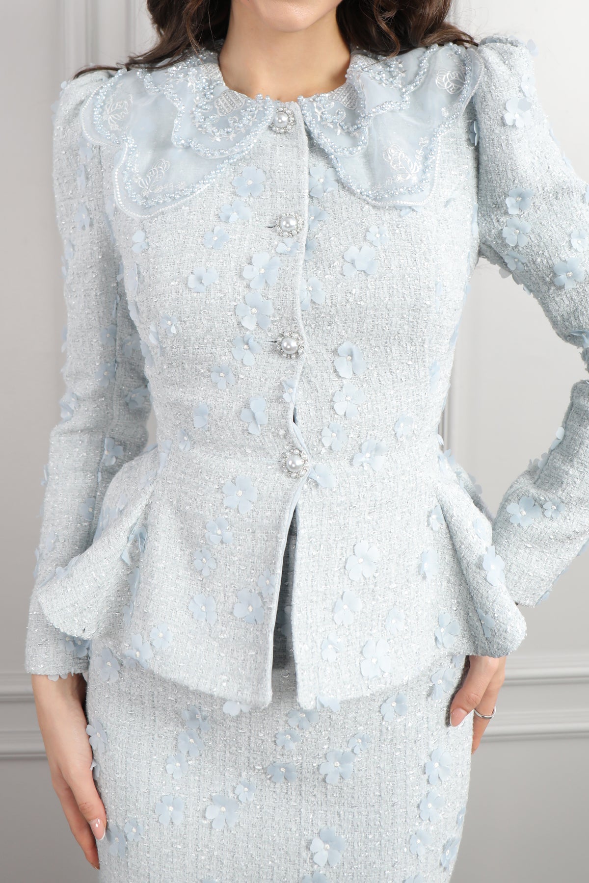 طقم تنورة وجاكيت بتطريزات ورود -ازرق