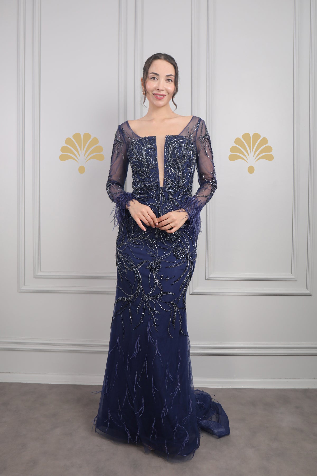 فستان سهرة باكمام شفافة كطرز بالخرز مع تفاصيل ريش من "المجموعة الخاصة" -كحلي