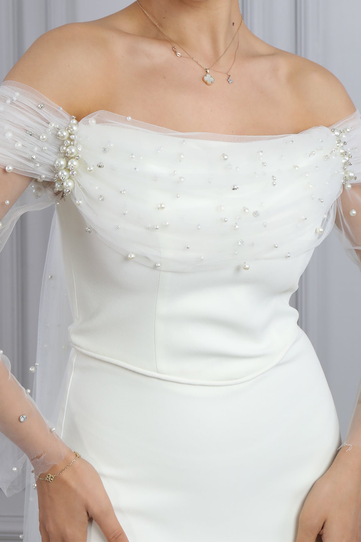 فستان سهرة مكشوف الاكتاف مع تفاصيل لؤلؤية وكاب من الكتف -سكري