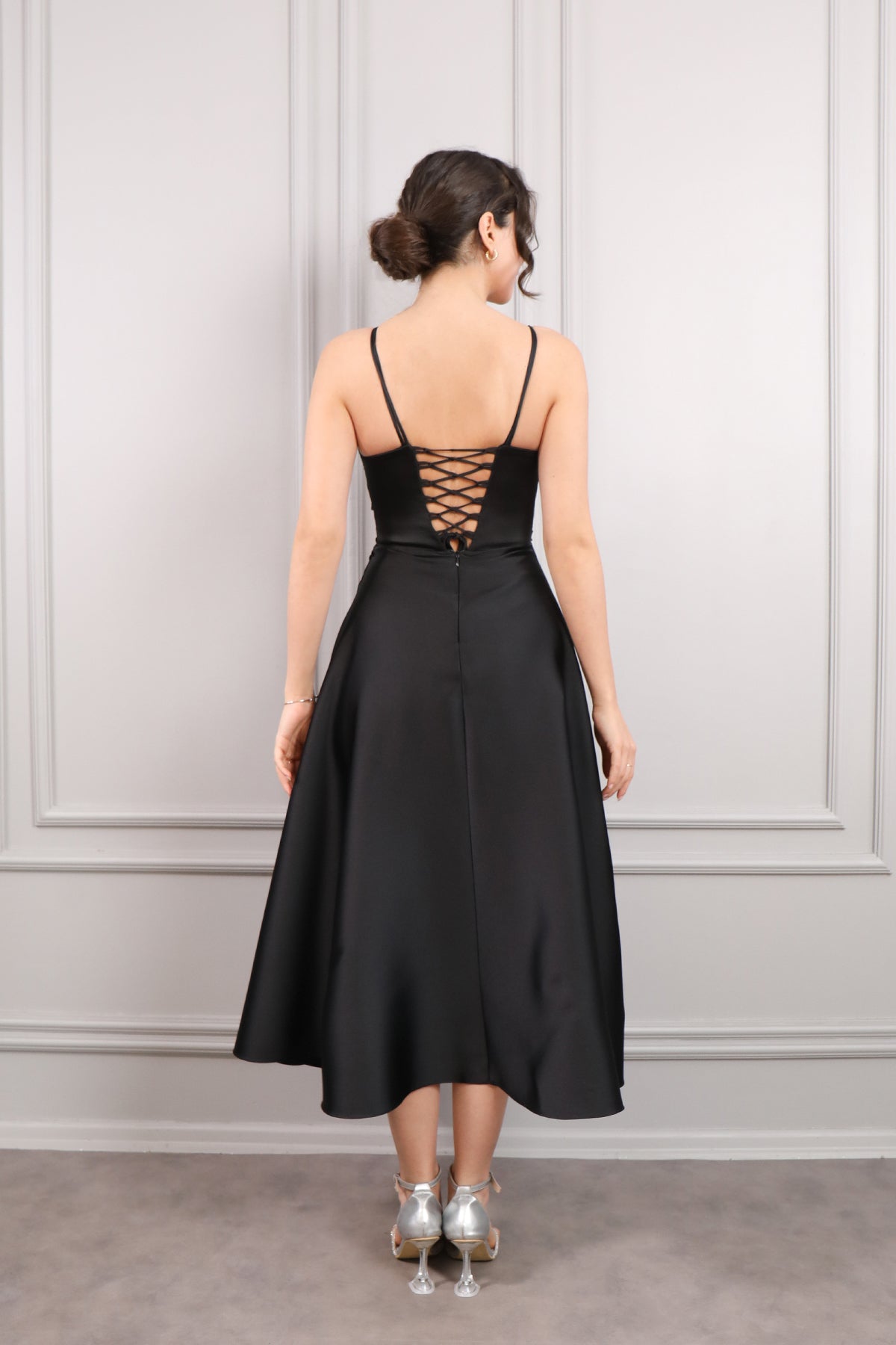 فستان سهرة ميدي بحمالات رفيعة وتفاصيل طبقات -اسود