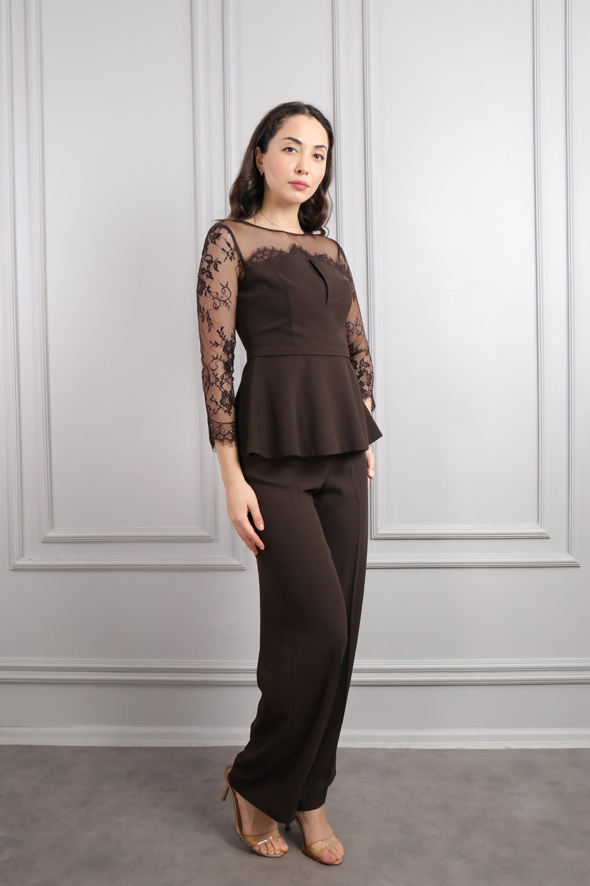 طقم بنطال وبلوزة باكمام شفافة وتفاصيل دانتيل -بني