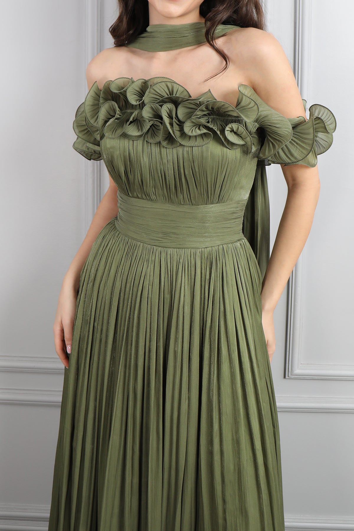 فستان سهرة مكشوف الاكتاف بتفاصيل كشكشة مع شال -زيتي