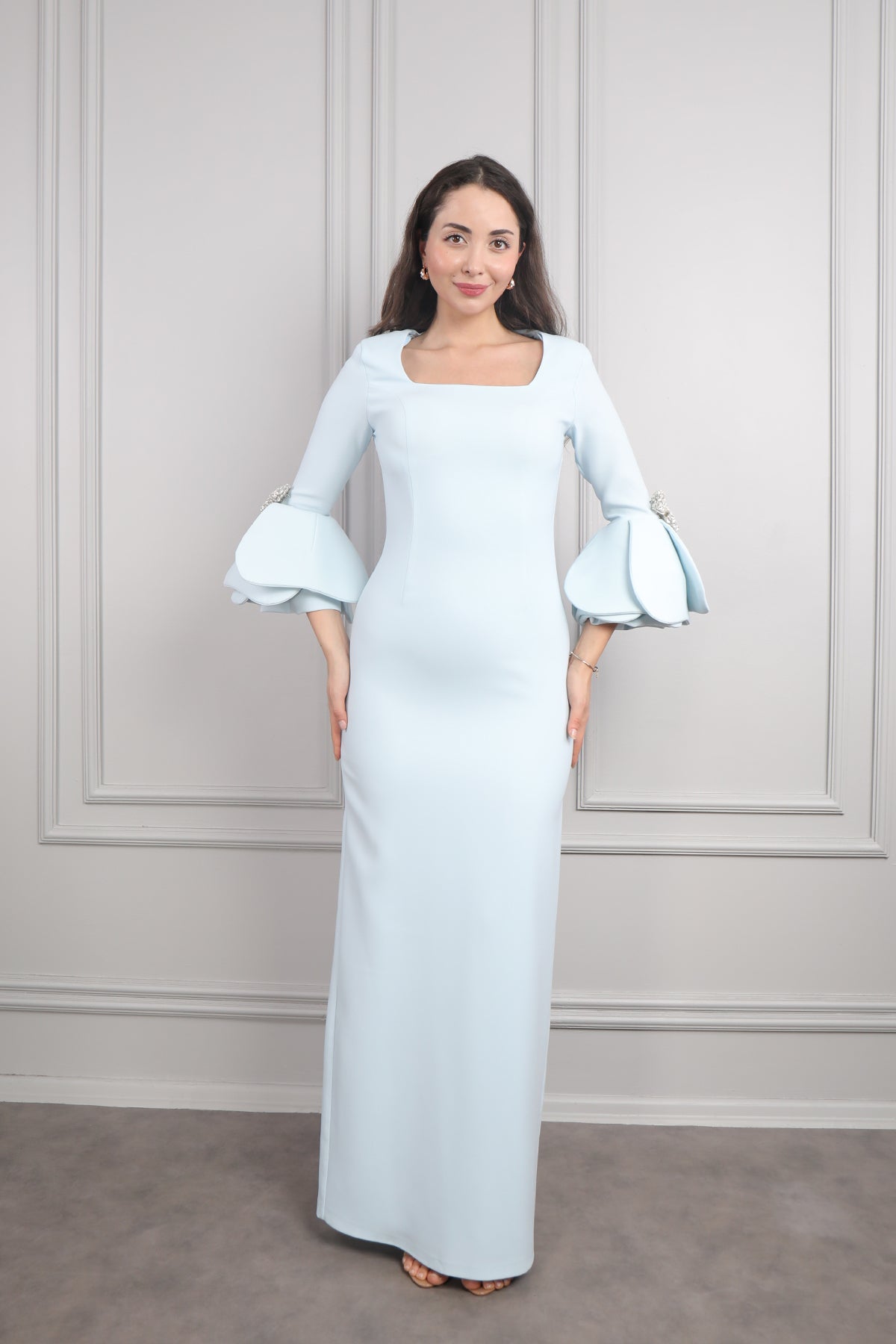 فستان سهرة بياقة مربعة واكمام منتفخة بفيونكة كريستالية -سماوي