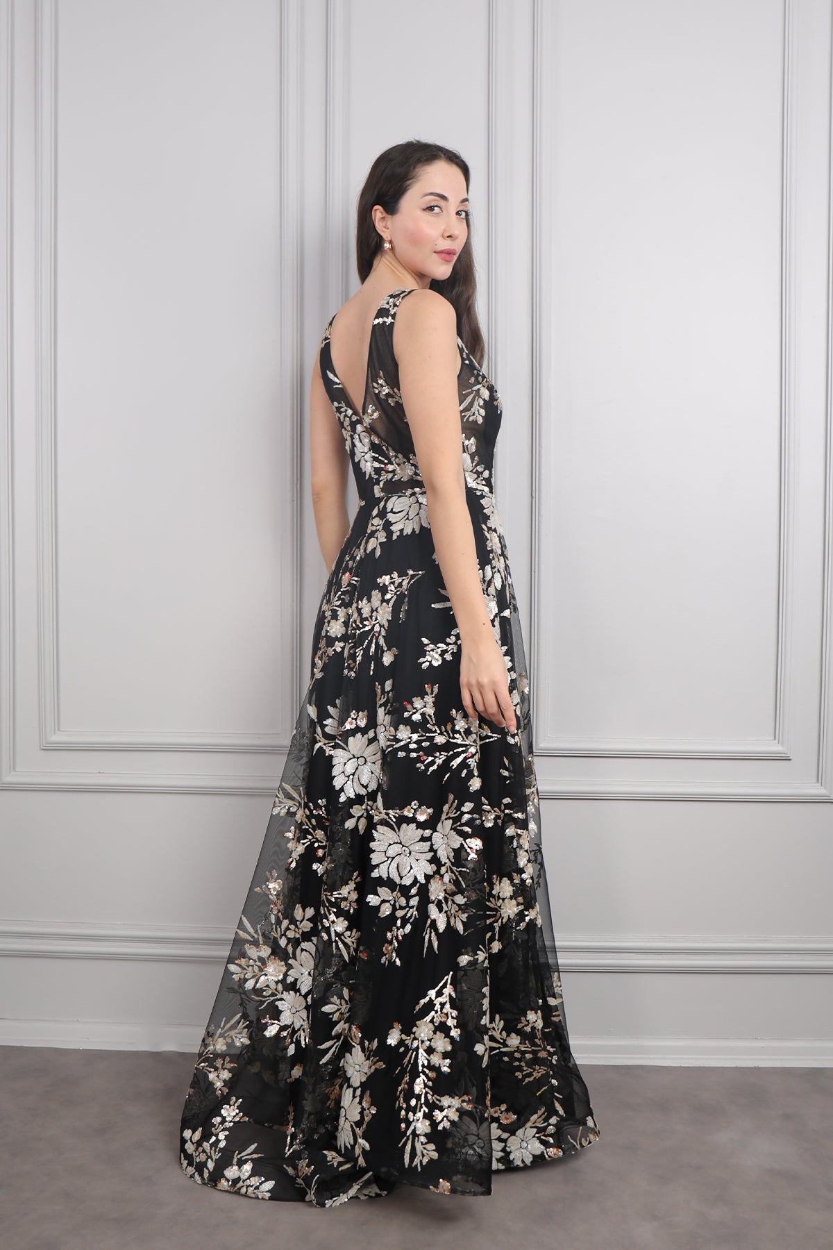 فستان سهرة تول بتفاصيل شفافة مزين بتطريزات ترتر مقاس كبير -اسود