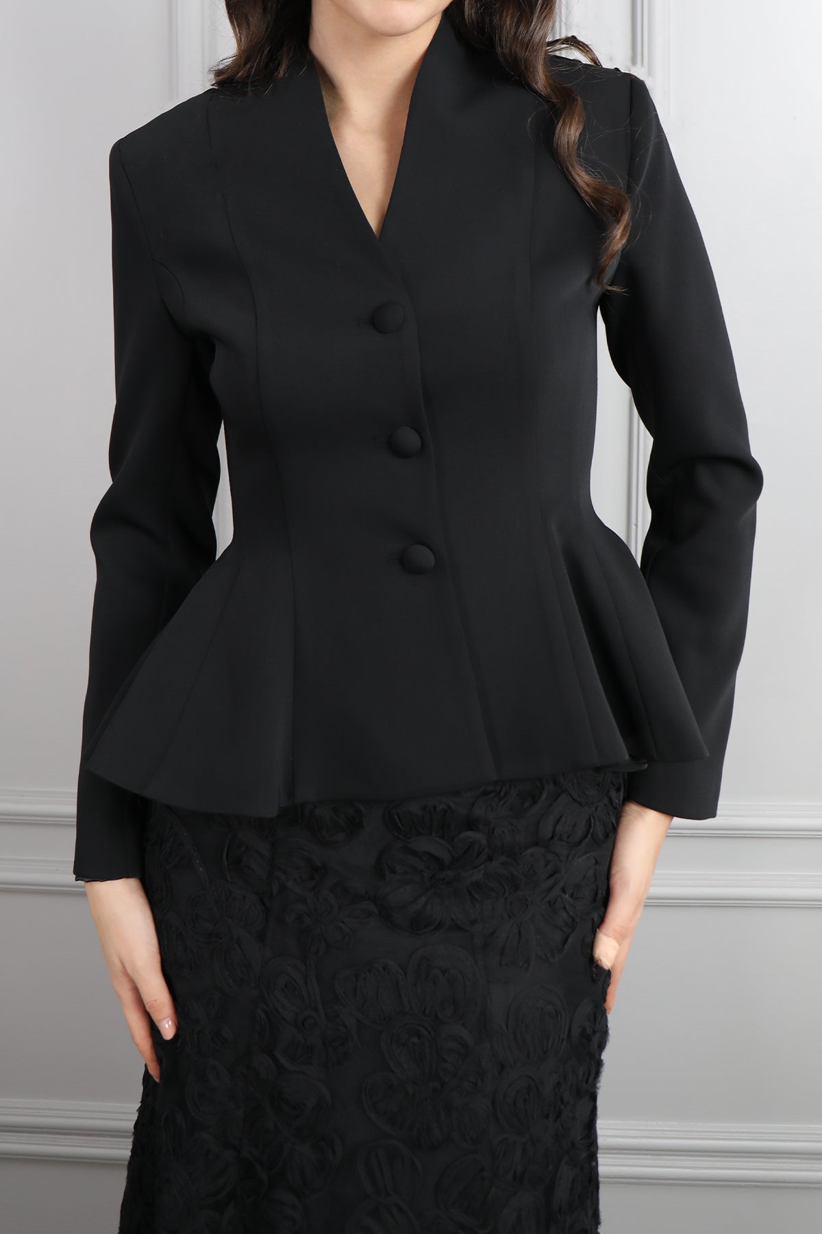 طقم تنورة مزين بالورود وجاكيت مع اكسسوار للشعر -اسود