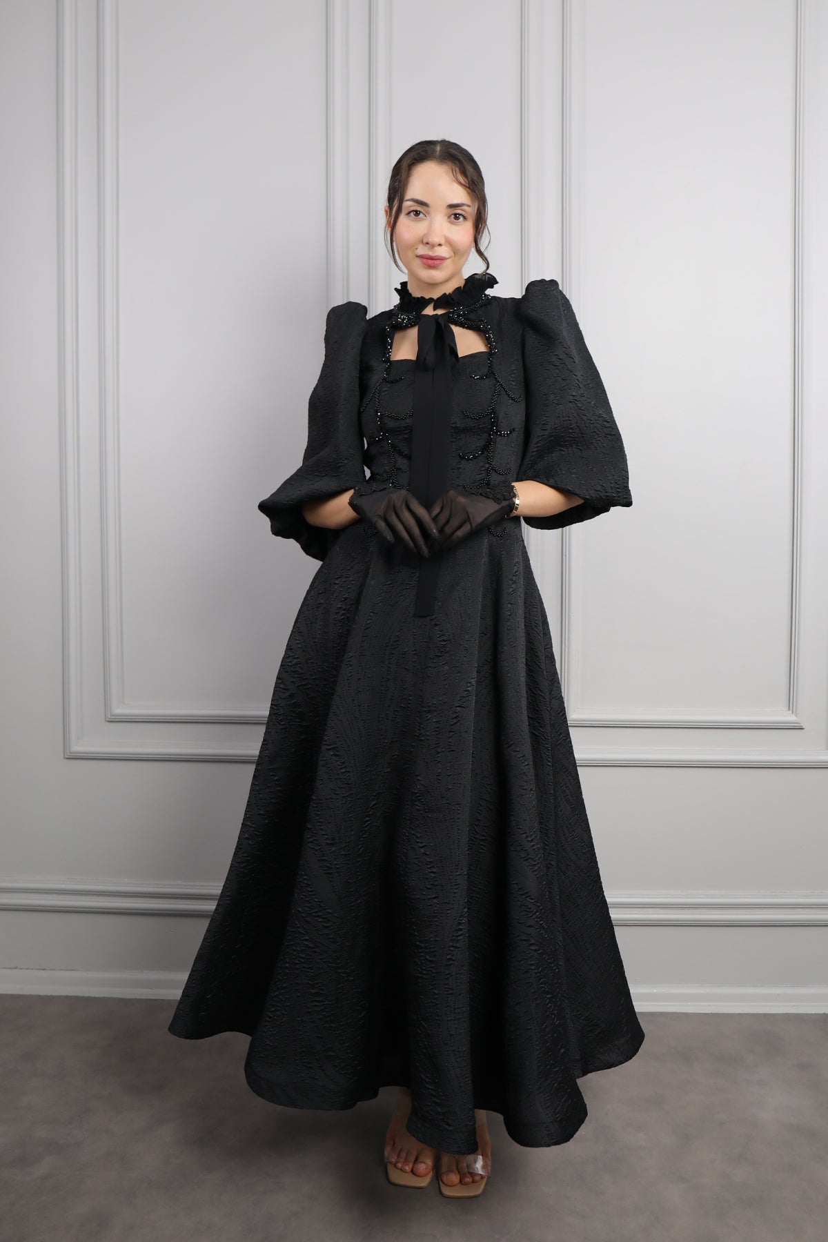 فستان ميدي بياقة تنربط باكمام بالون وتطريزات خرزية -اسود